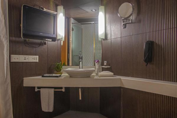 Suite - Photo 1