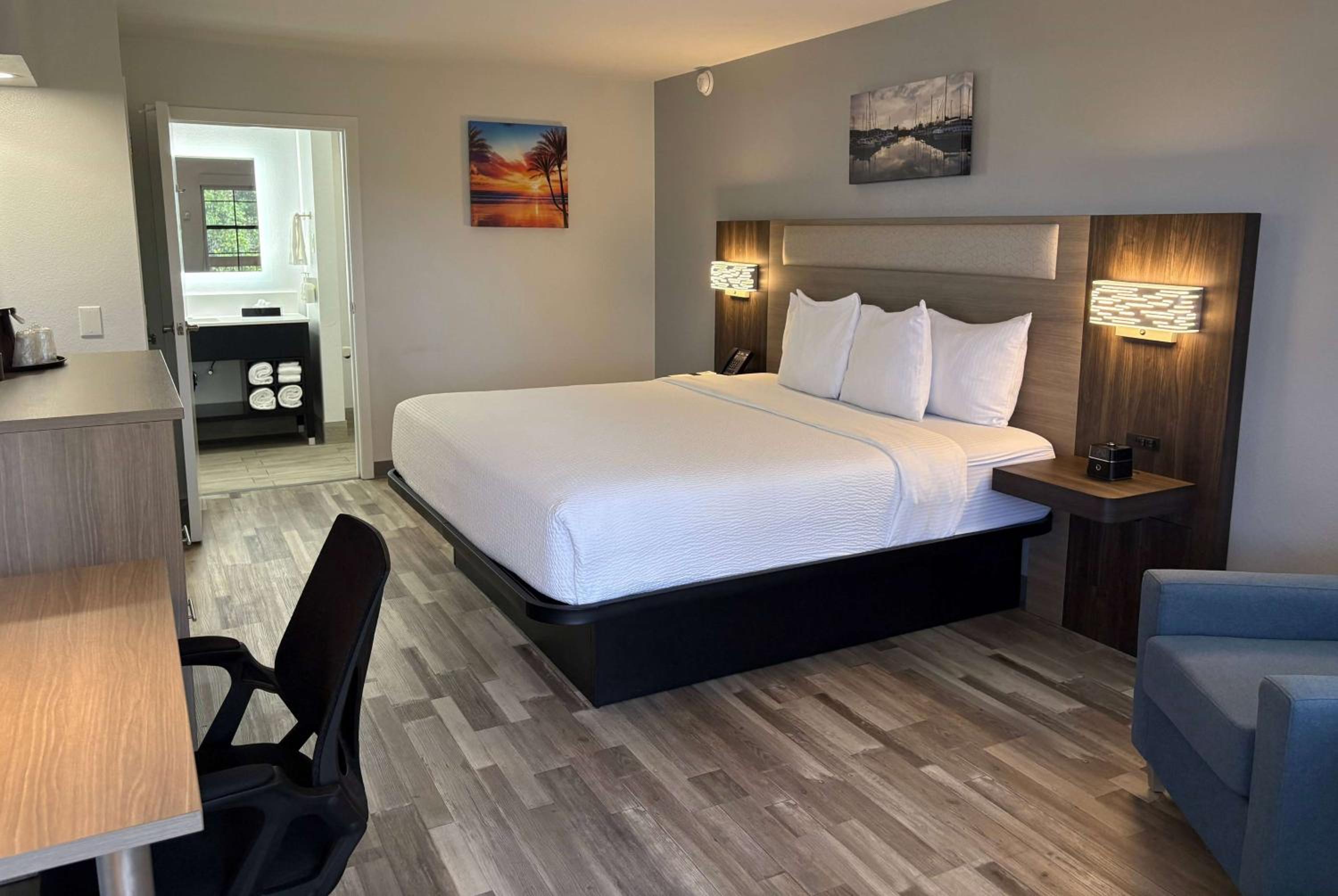 Deluxe King Room - Non-Smoking - Photo 1