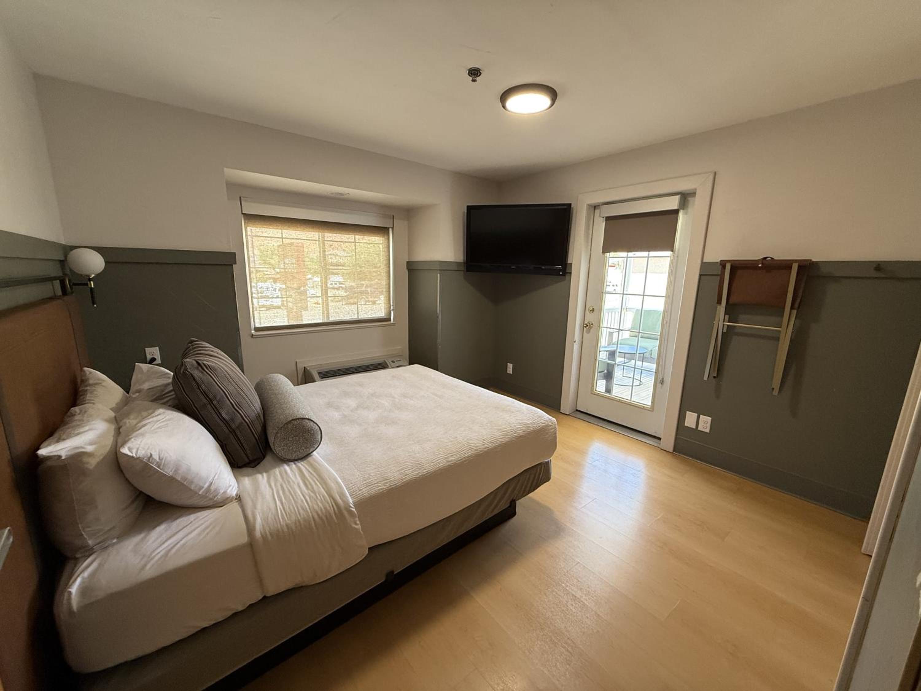 Two-Bedroom Suite - Photo 7