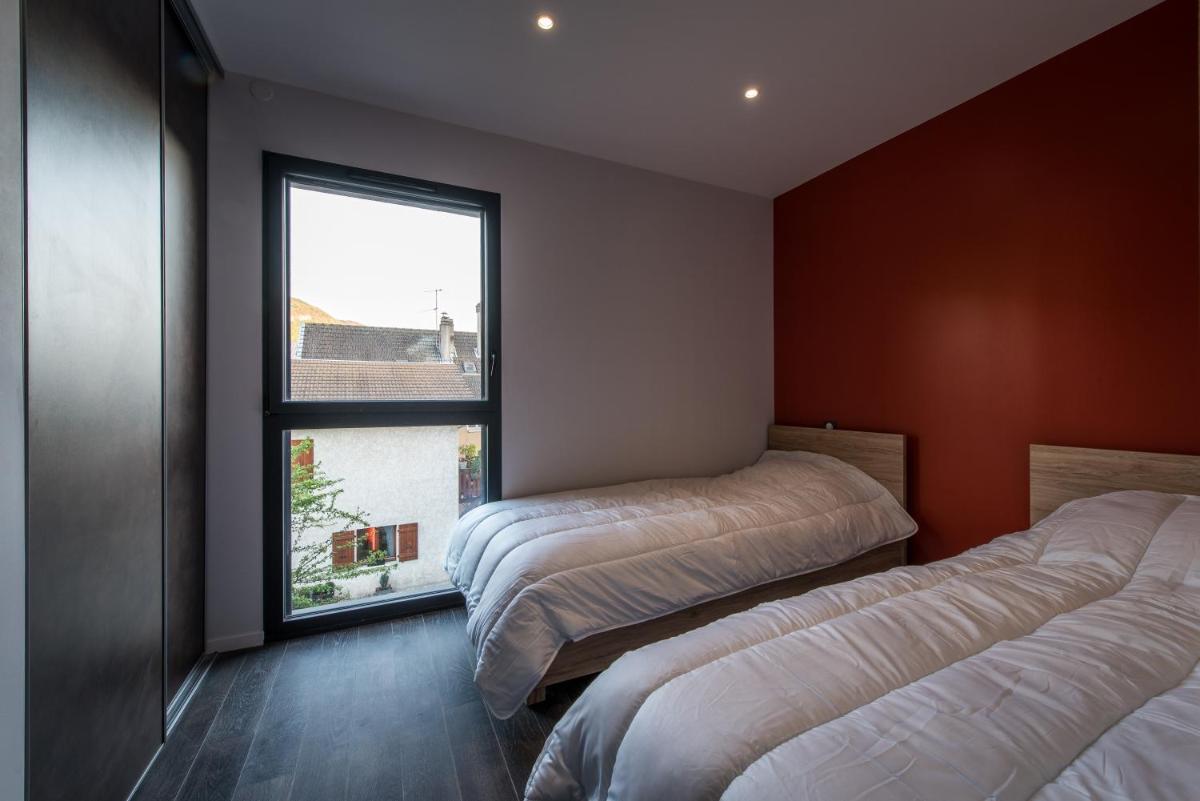 Apartment with Balcony photo 2