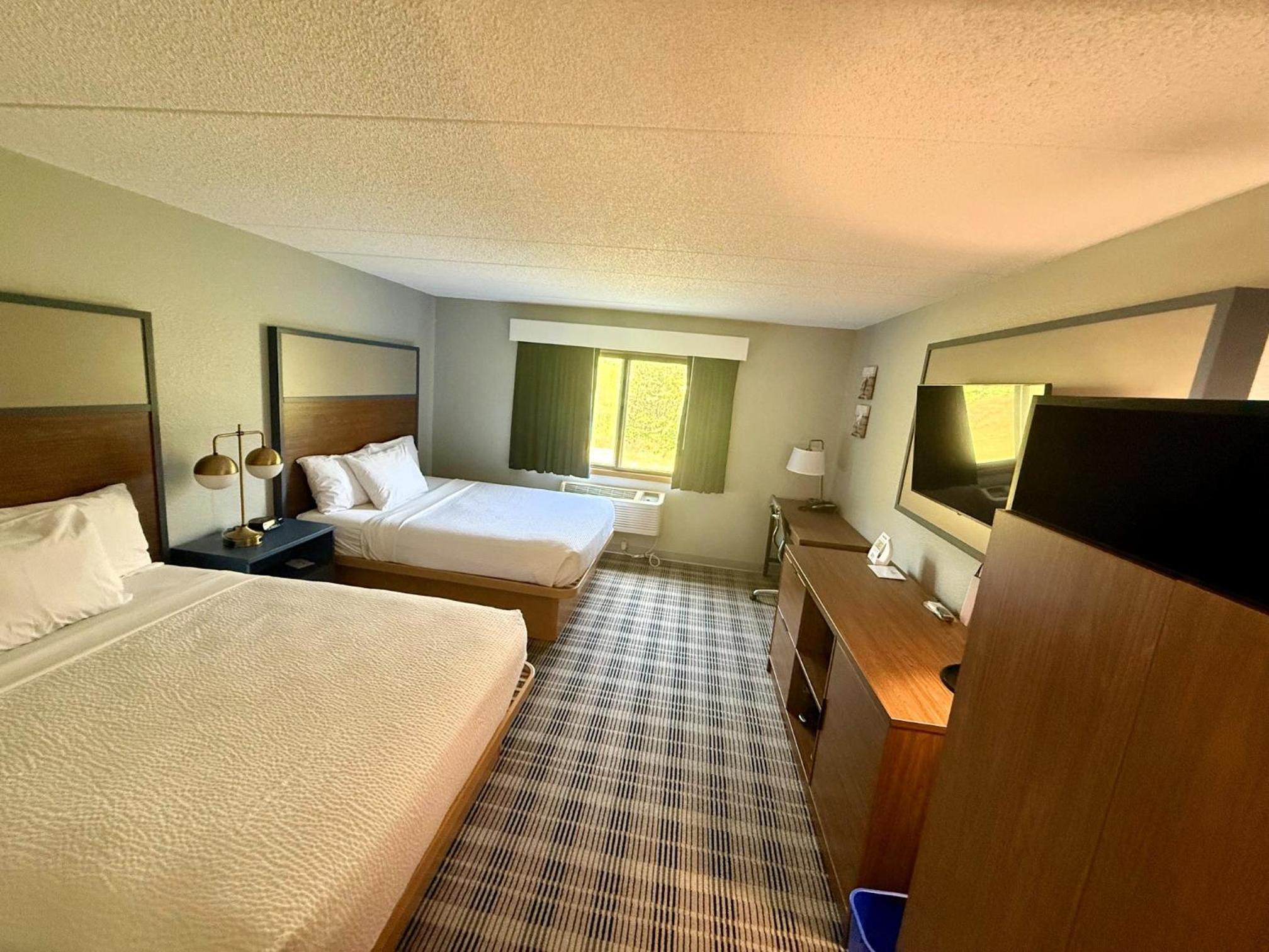 Queen Room with Two Queen Beds - Pet Friendly/Non-Smoking photo 2