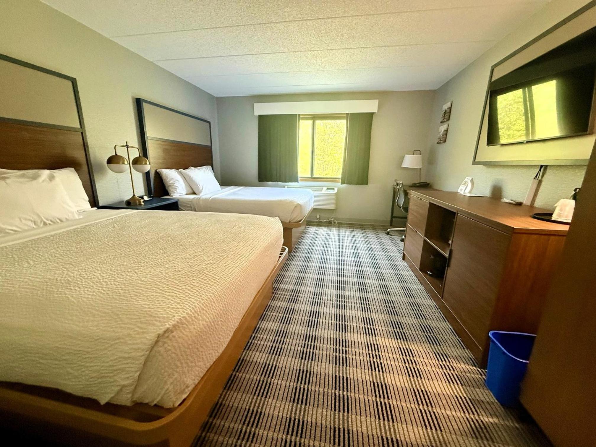 Queen Room with Two Queen Beds - Pet Friendly/Non-Smoking photo 1