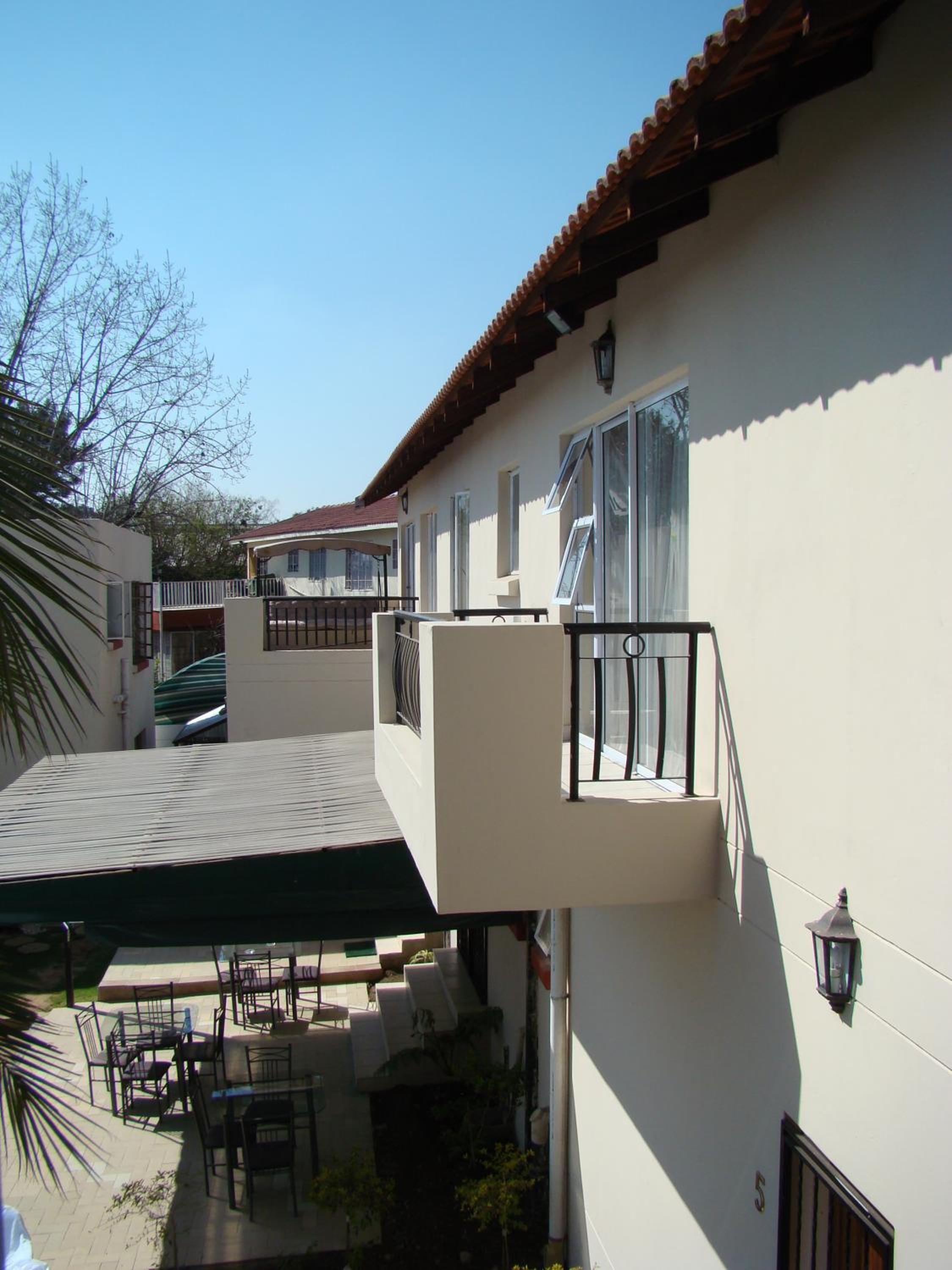 Apartment with Balcony - Photo 6