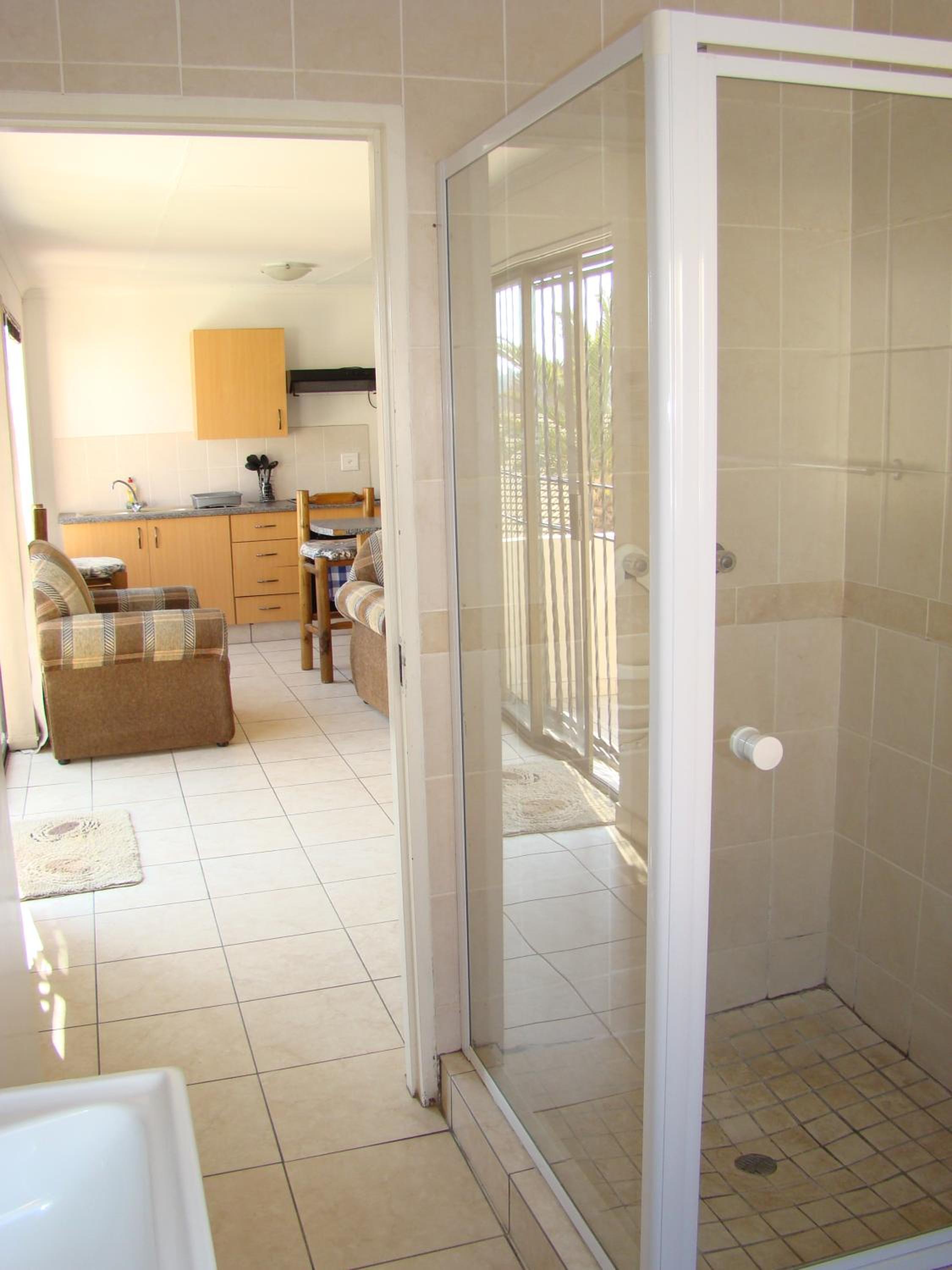Apartment with Balcony - Photo 3
