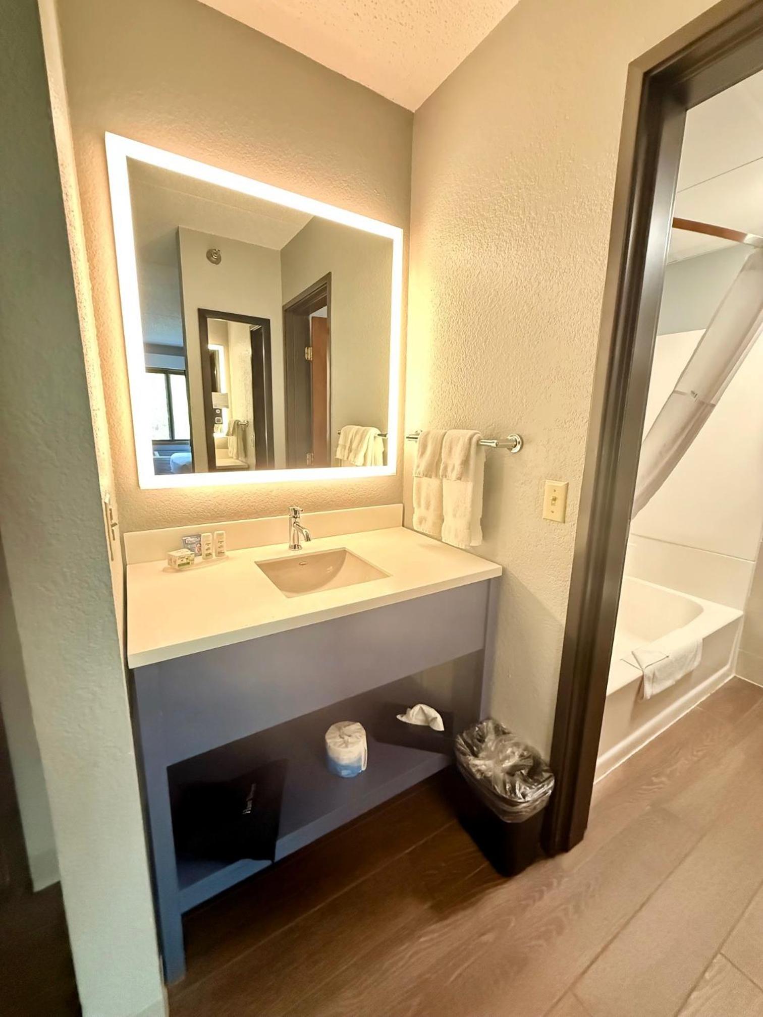 Queen Room with Two Queen Beds - Pet Friendly/Non-Smoking photo 3