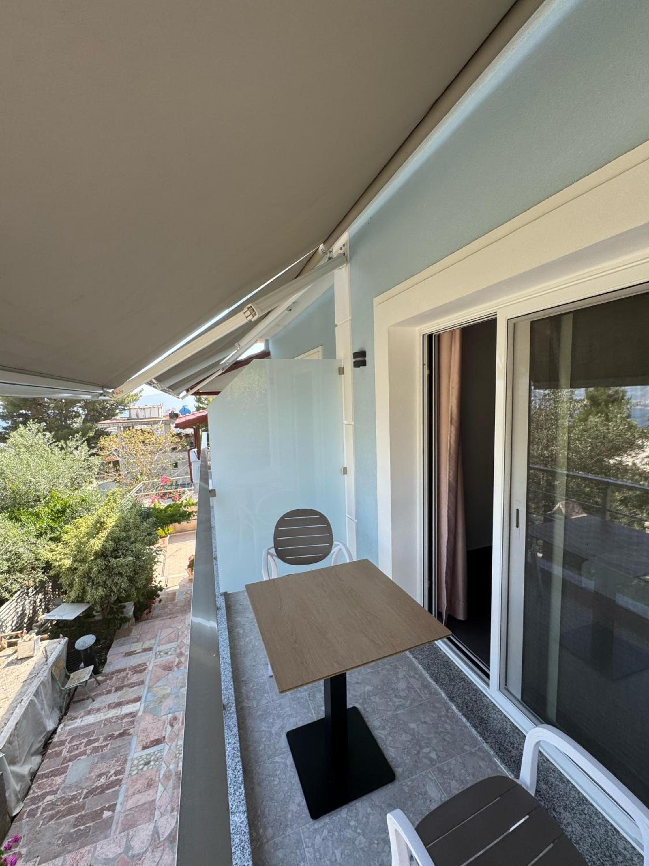 One-Bedroom Apartment with Balcony and Sea View photo 3