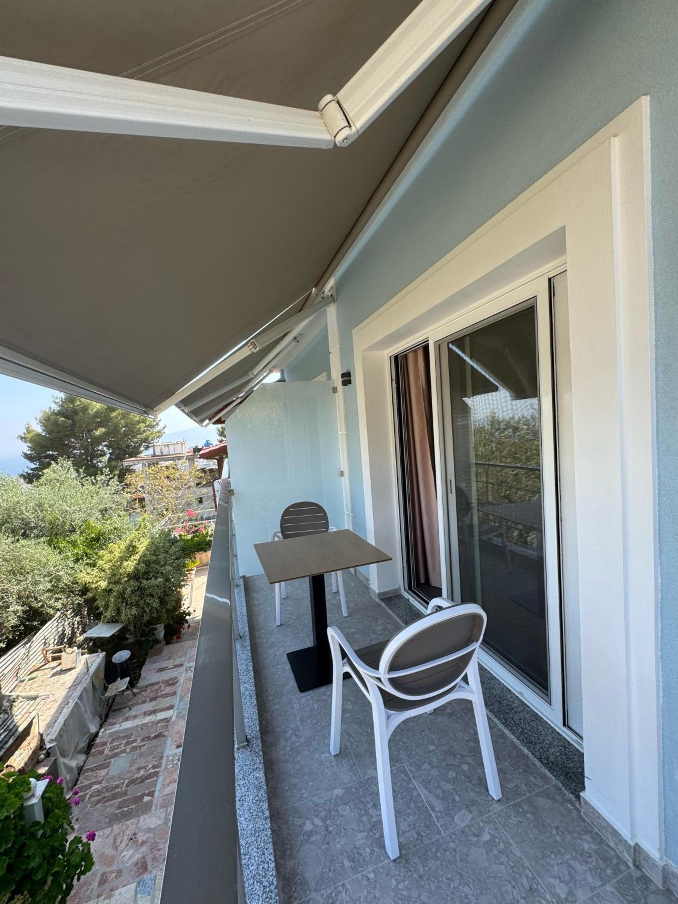 One-Bedroom Apartment with Balcony and Sea View photo 2