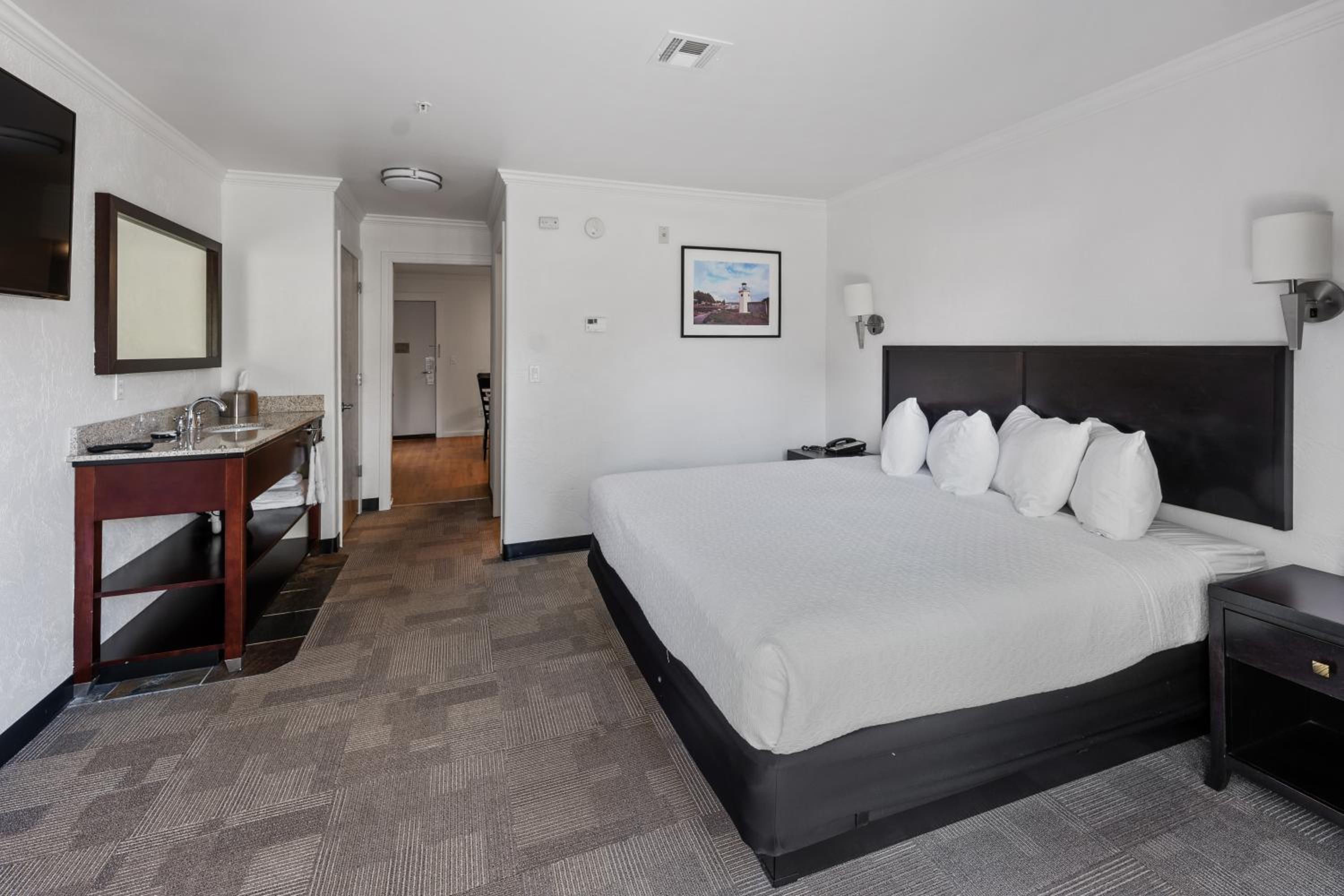 King Suite with Sofa Bed, Spa Bath, Fireplace and Full Kitchen - Non-Smoking - Photo 7