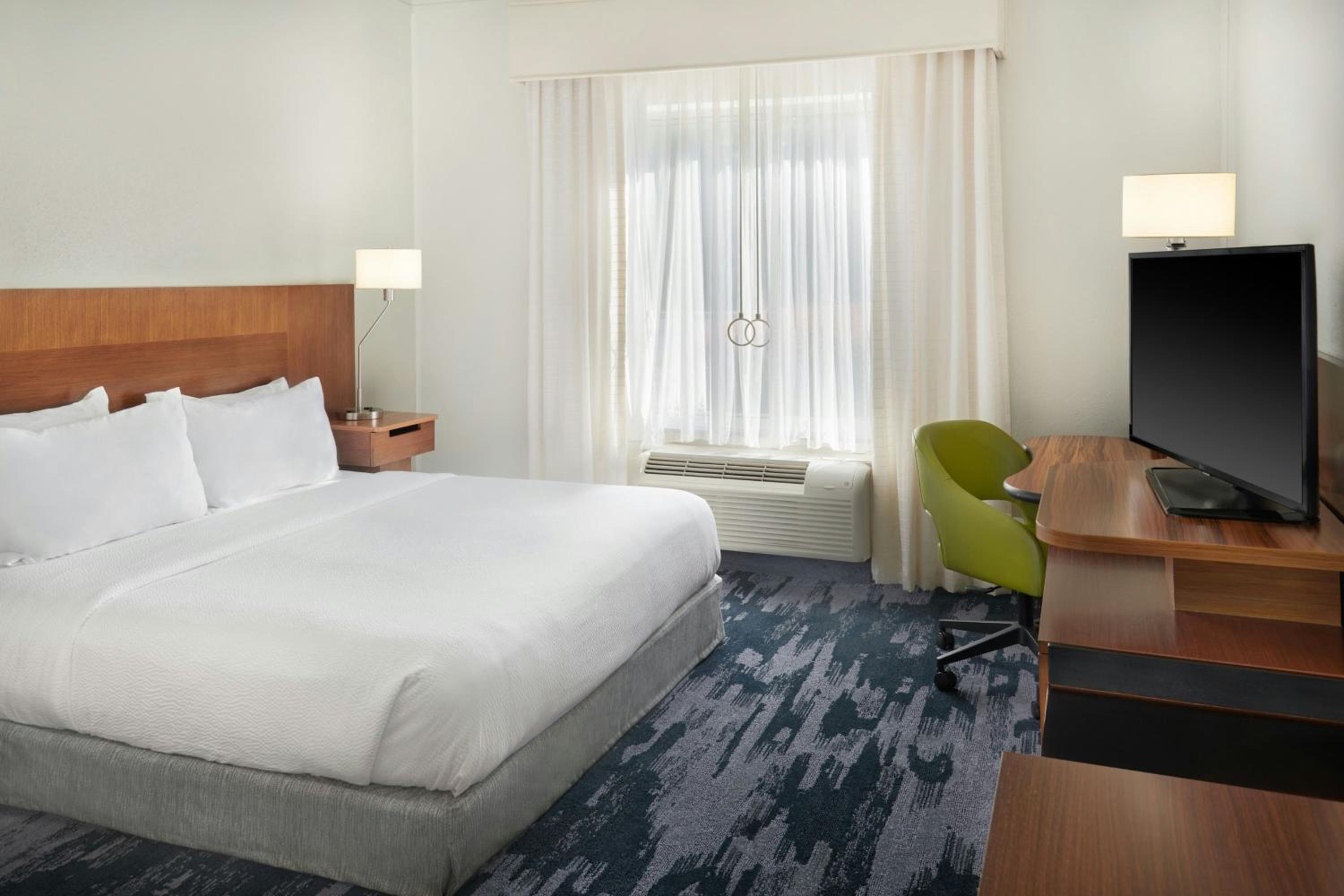 King Room with Transfer Shower - Mobility Access/Hearing Accessible photo 2