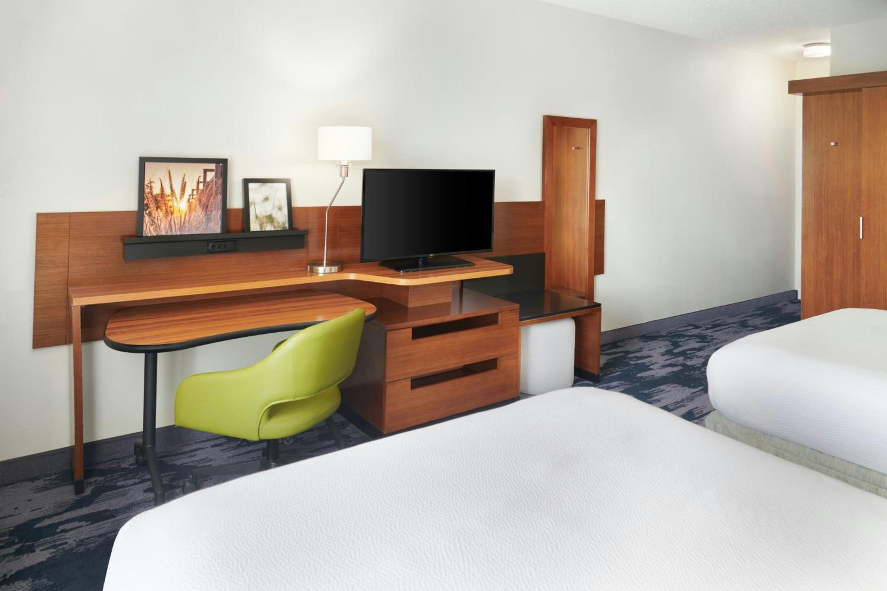 Queen Room with Two Queen Beds photo 3