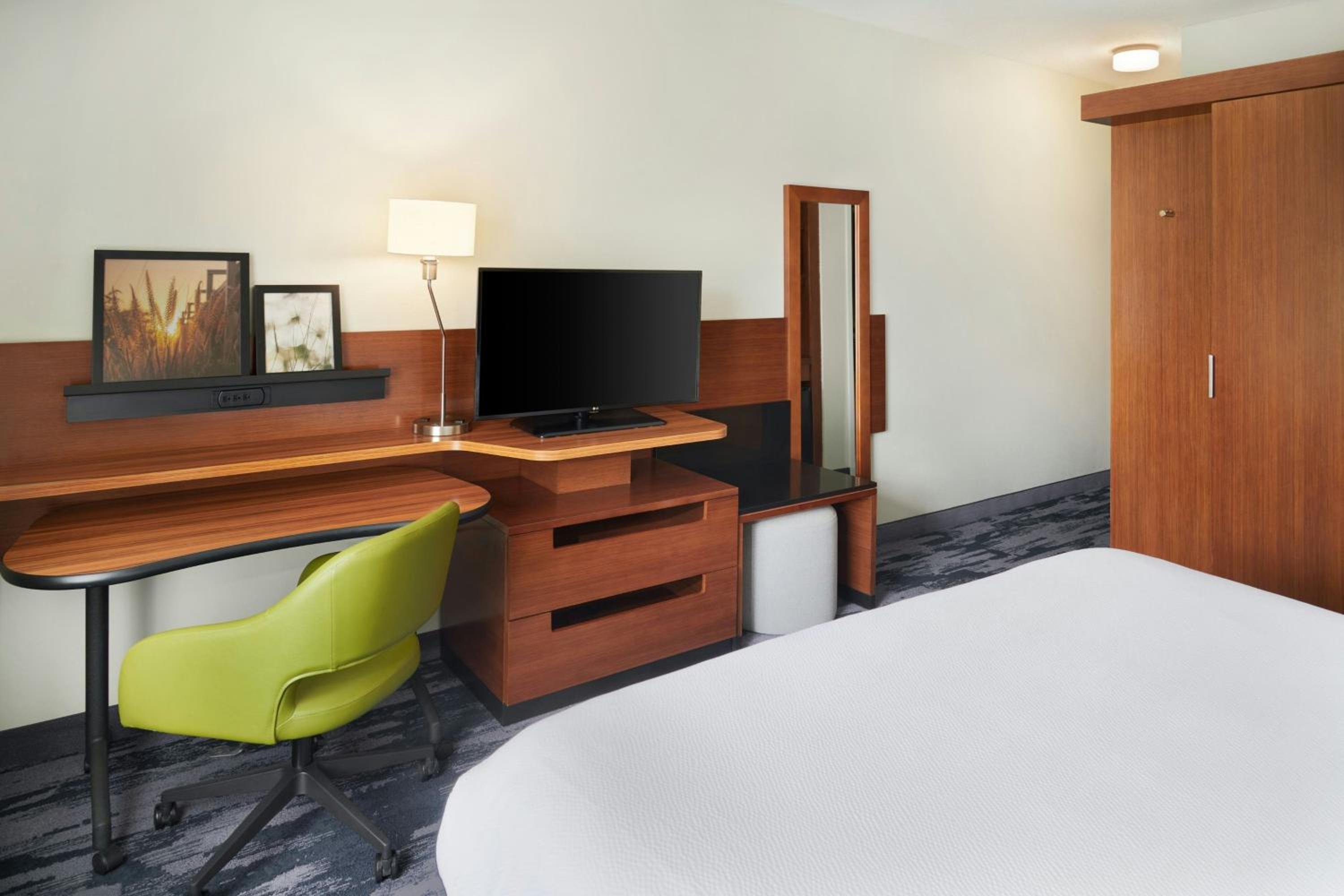 King Room with Transfer Shower - Mobility Access/Hearing Accessible photo 3