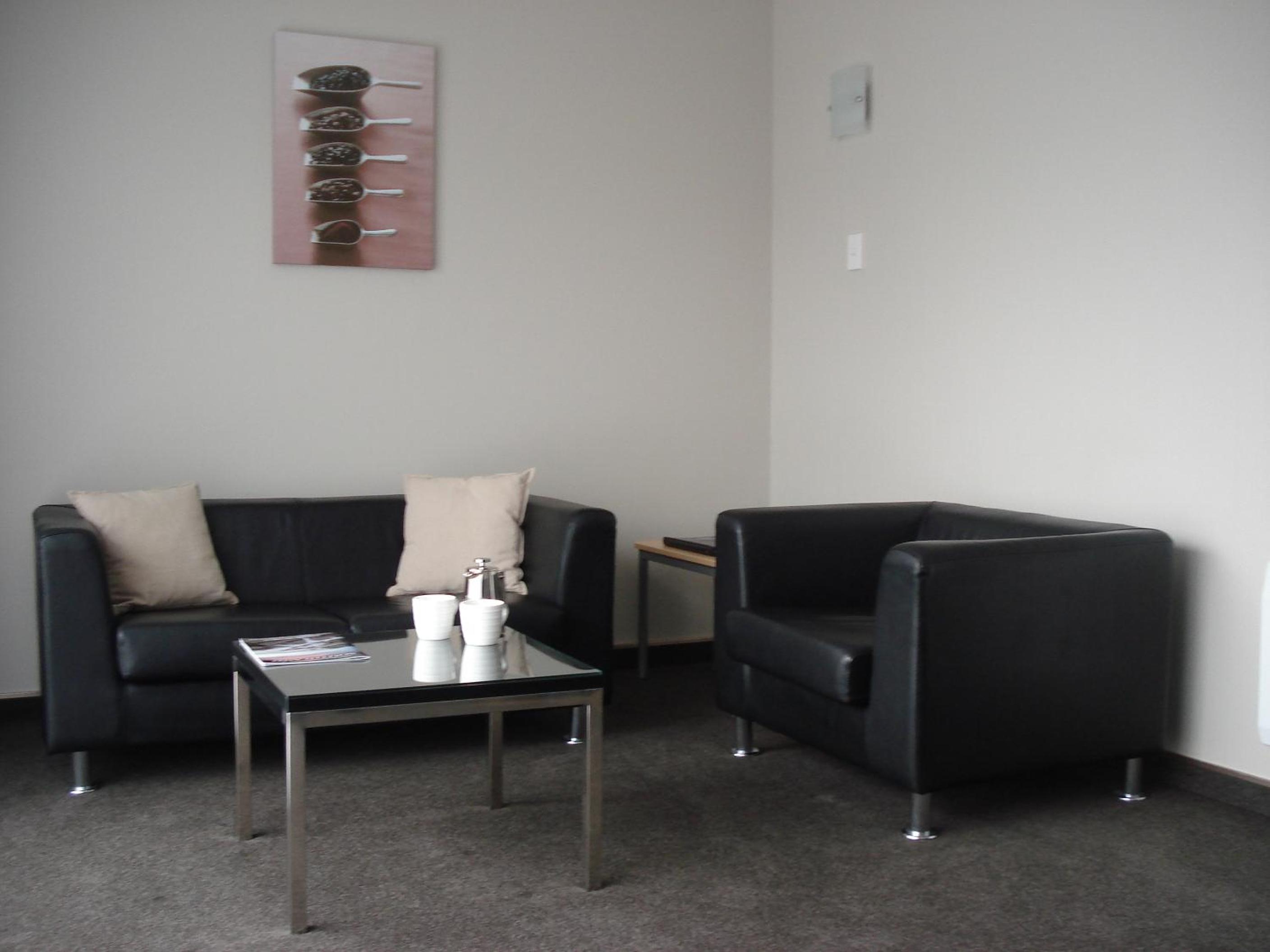 One Bedroom Suite with One Single Bed and One Queen Bed - Full Kitchen - Photo 20