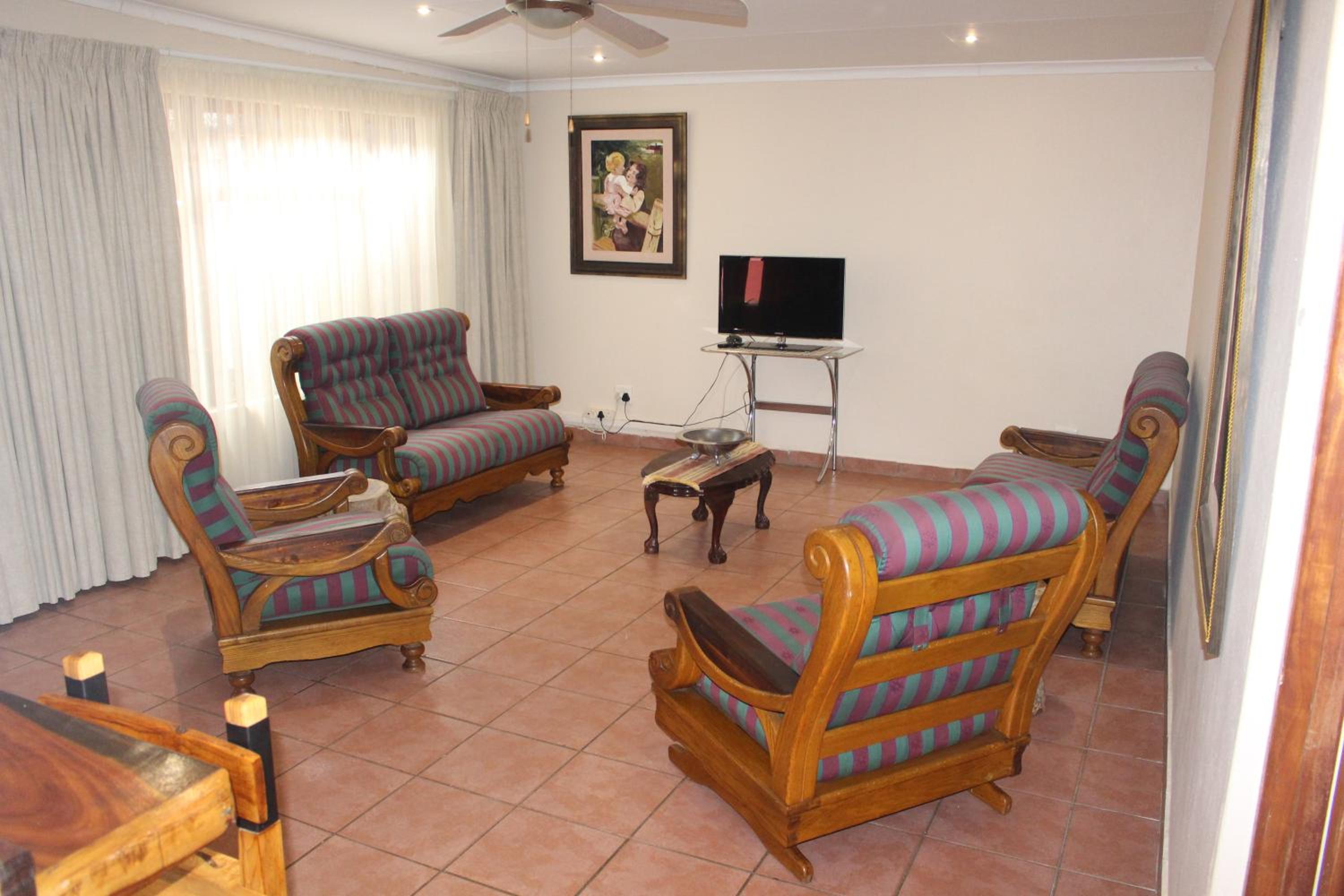 One-Bedroom House - Photo 27