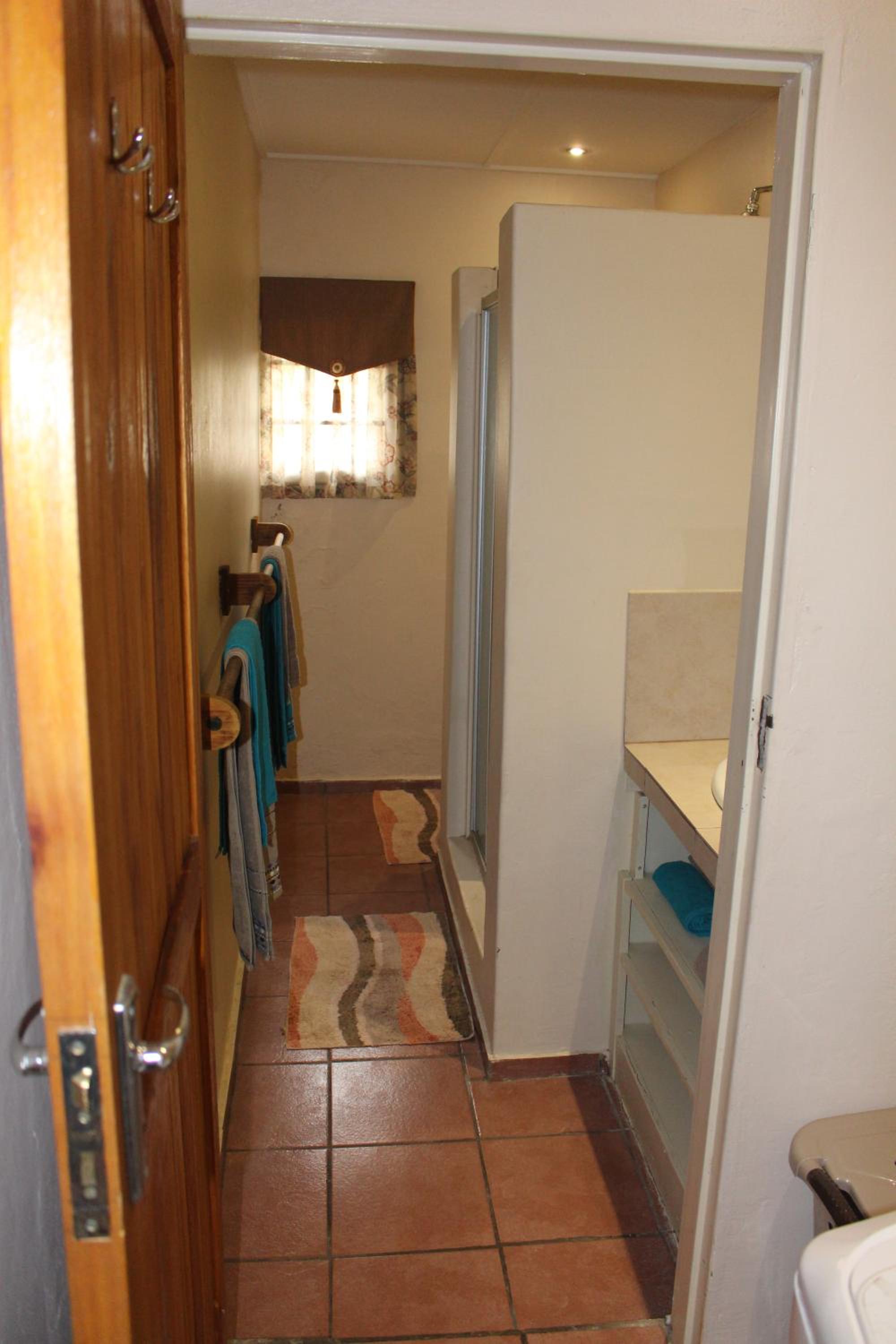 One-Bedroom House - Photo 16