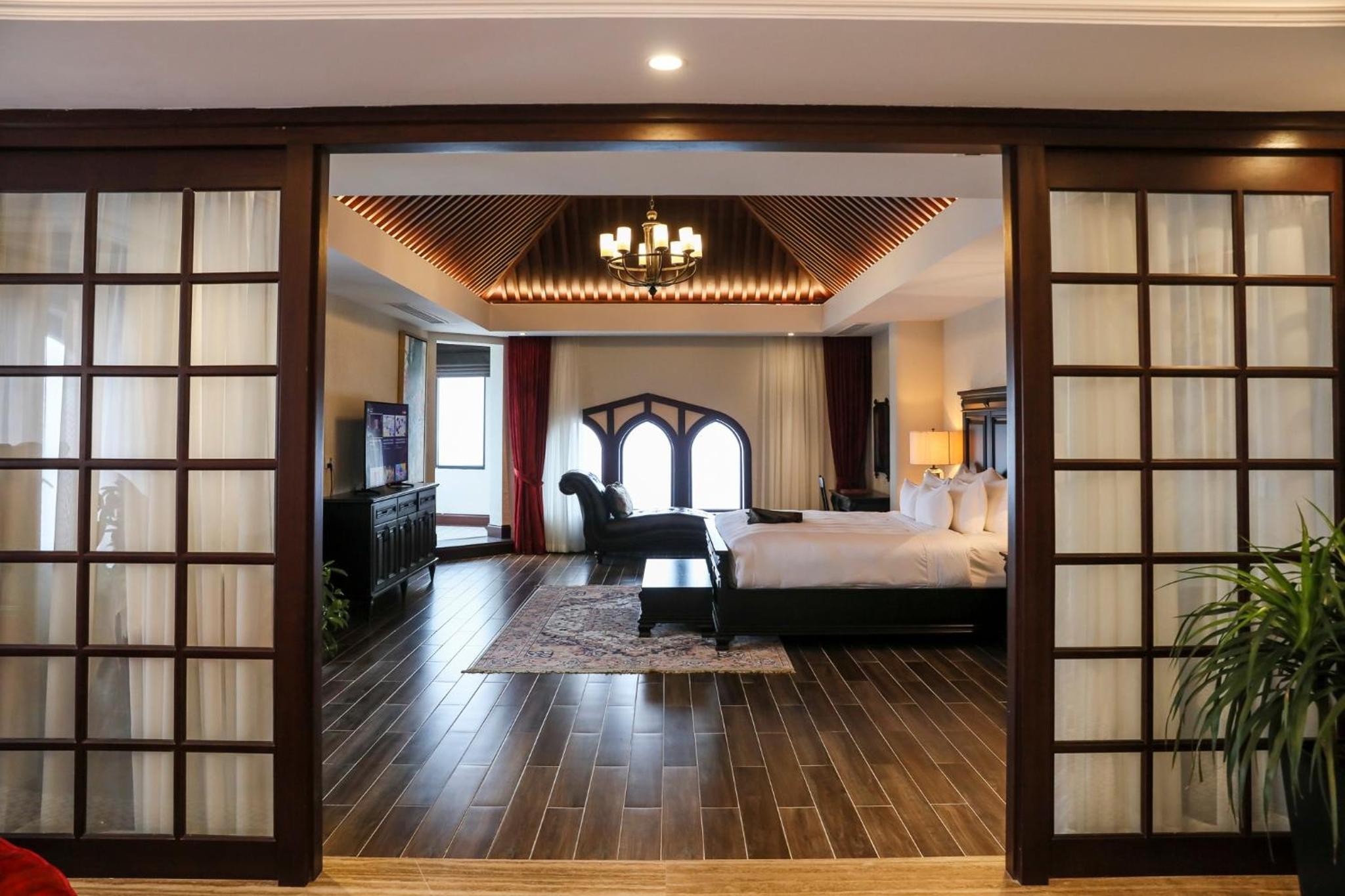 Presidential Suite thumbnail 5