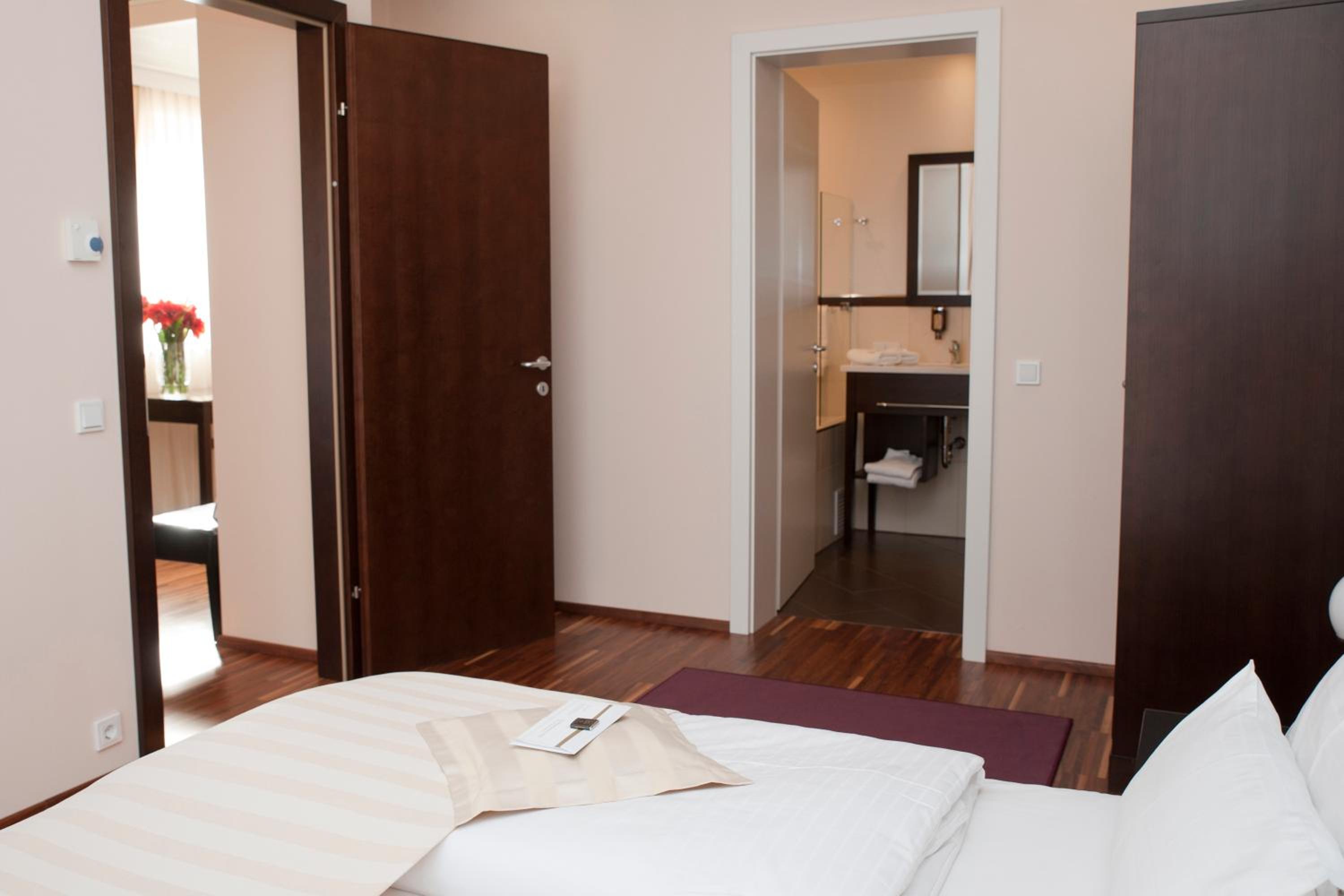 Suite with Balcony - Photo 7