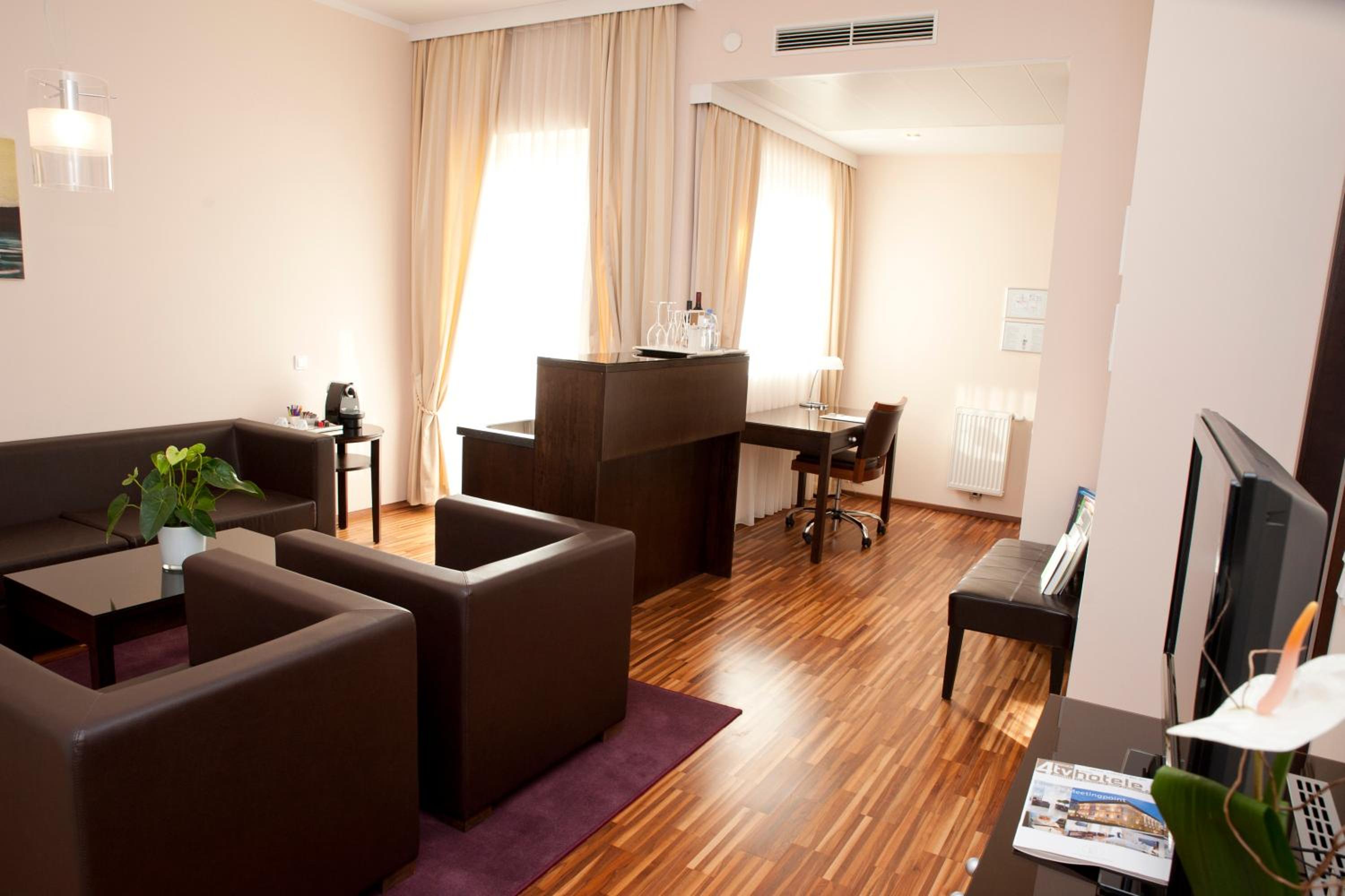 Suite with Balcony - Photo 8