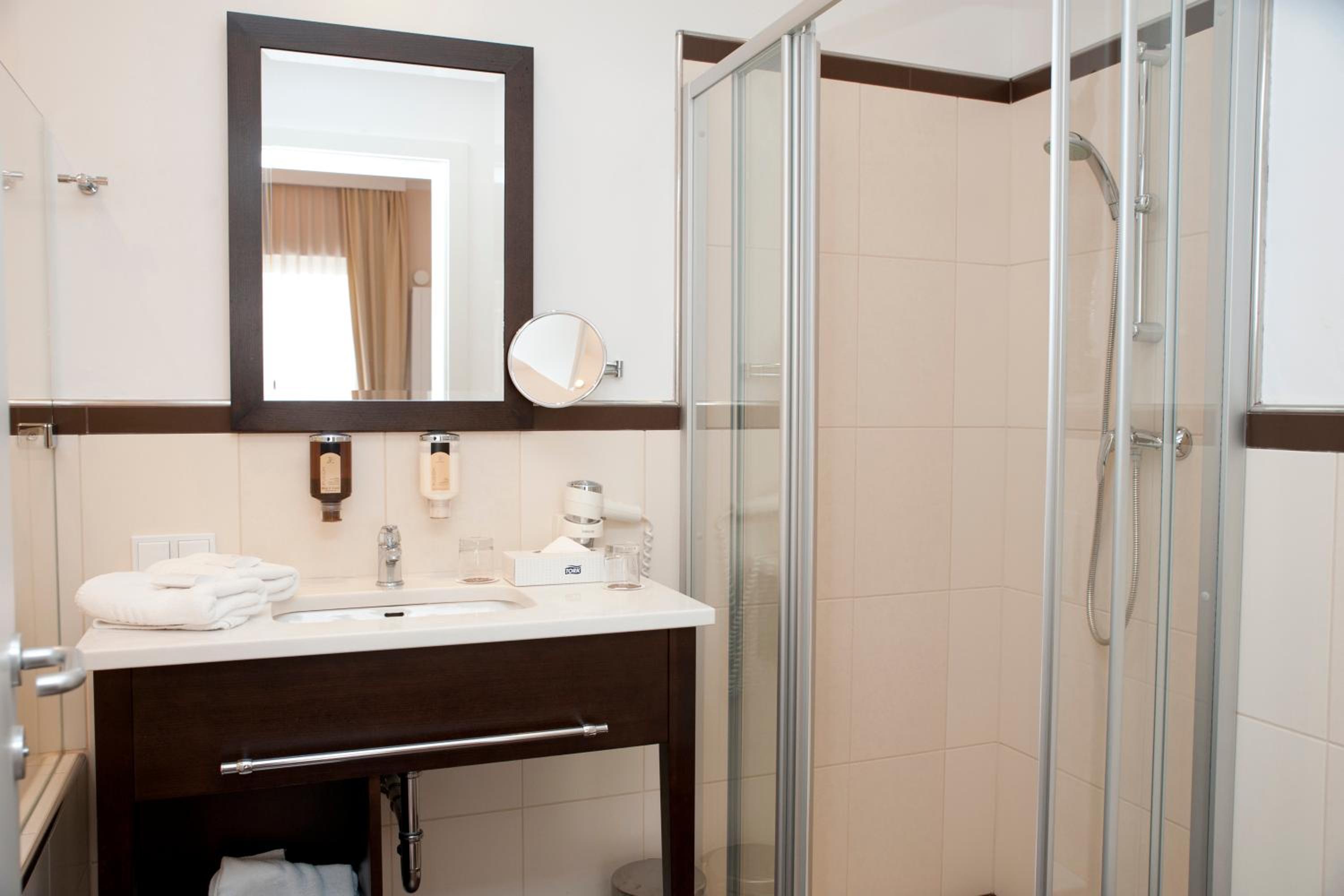 Suite with Balcony - Photo 10