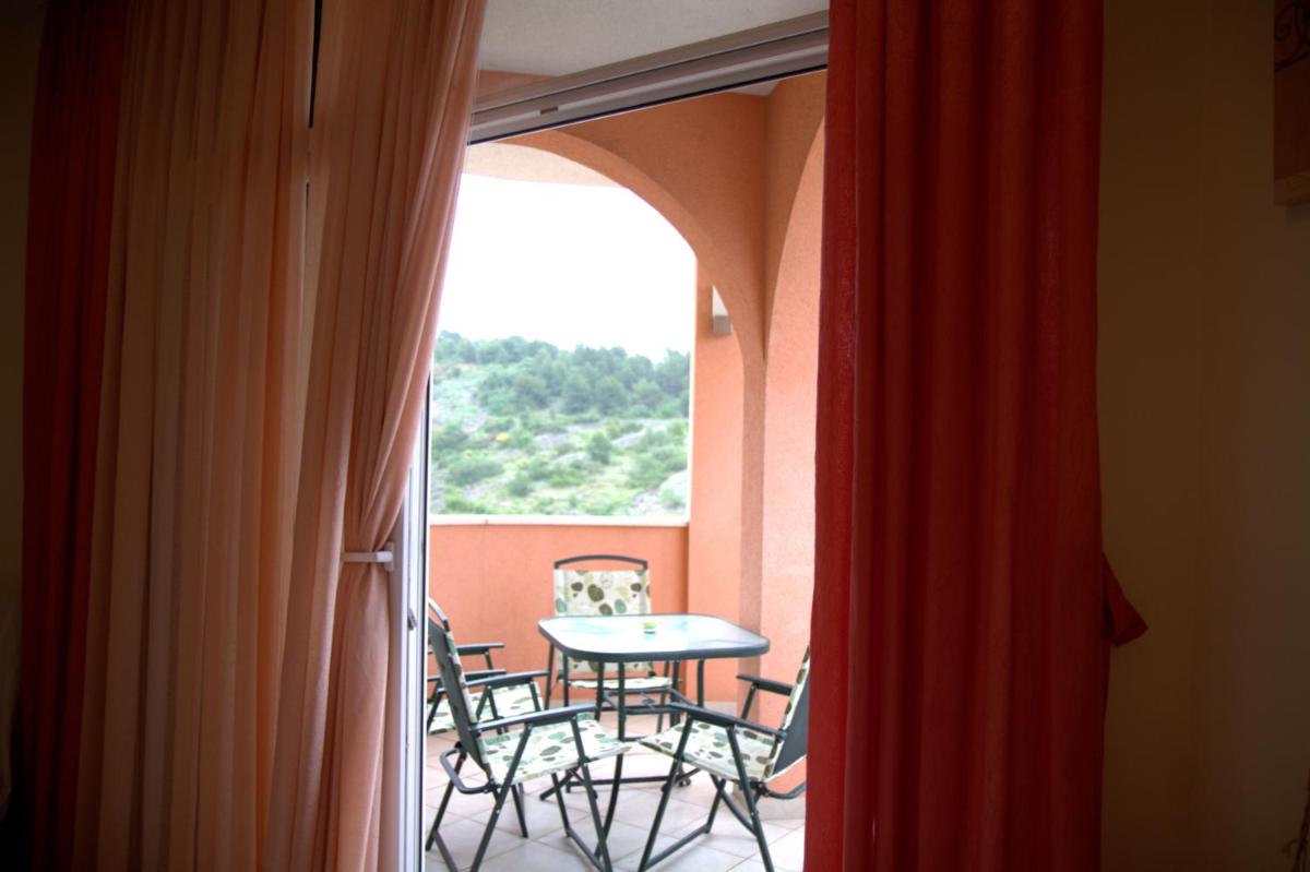 One-Bedroom Apartment with Balcony and Sea View photo 3