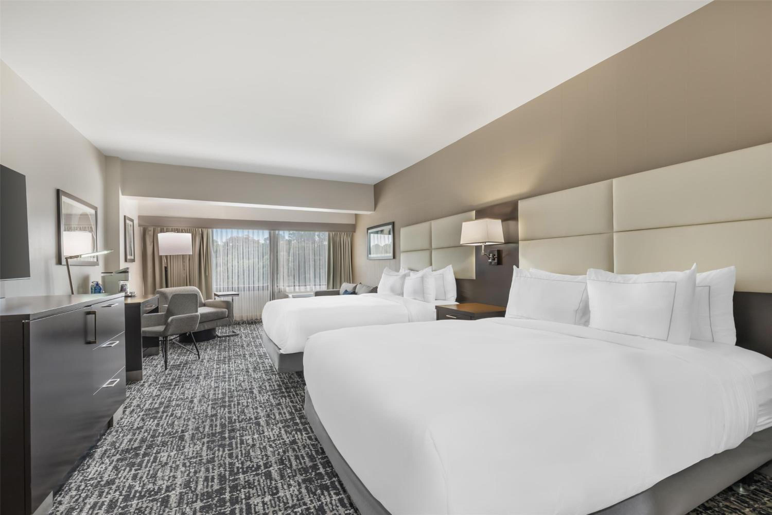 Queen Room with Two Queen Beds and Bath Tub - Mobility and Hearing Access/Non-Smoking - Photo 2