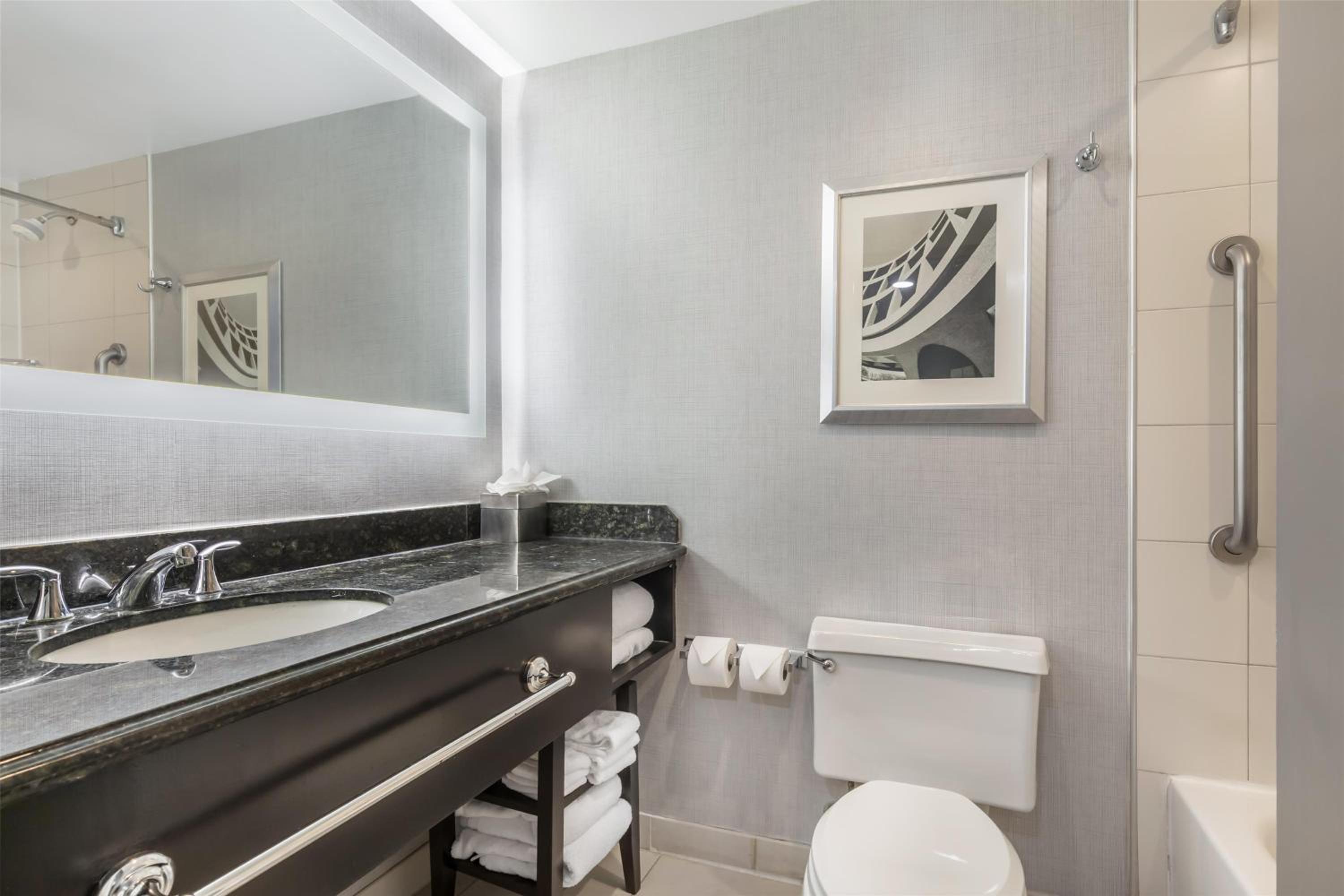 Queen Room with Two Queen Beds and Bath Tub - Mobility and Hearing Access/Non-Smoking - Photo 3