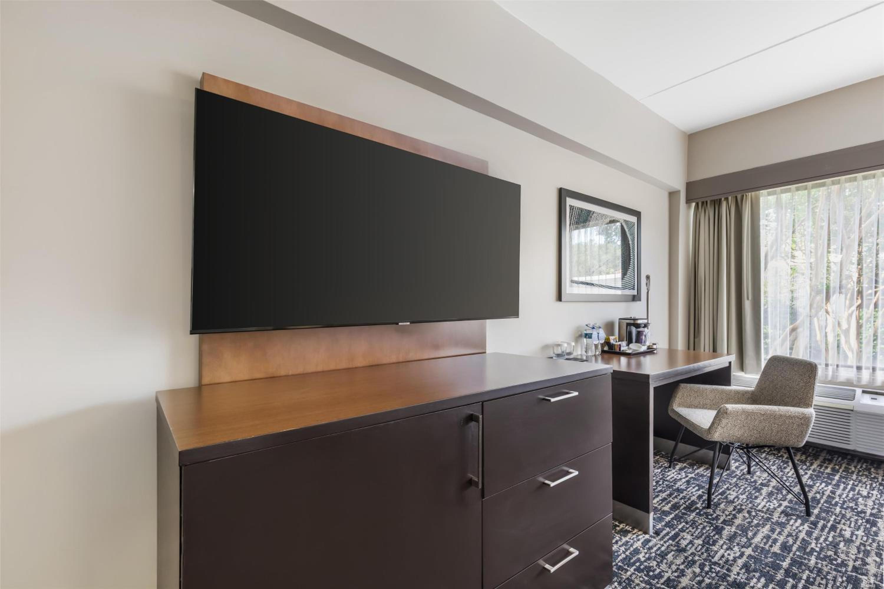 Queen Room with Two Queen Beds and Roll-In Shower - Mobility and Hearing Access/Non-Smoking - Photo 5