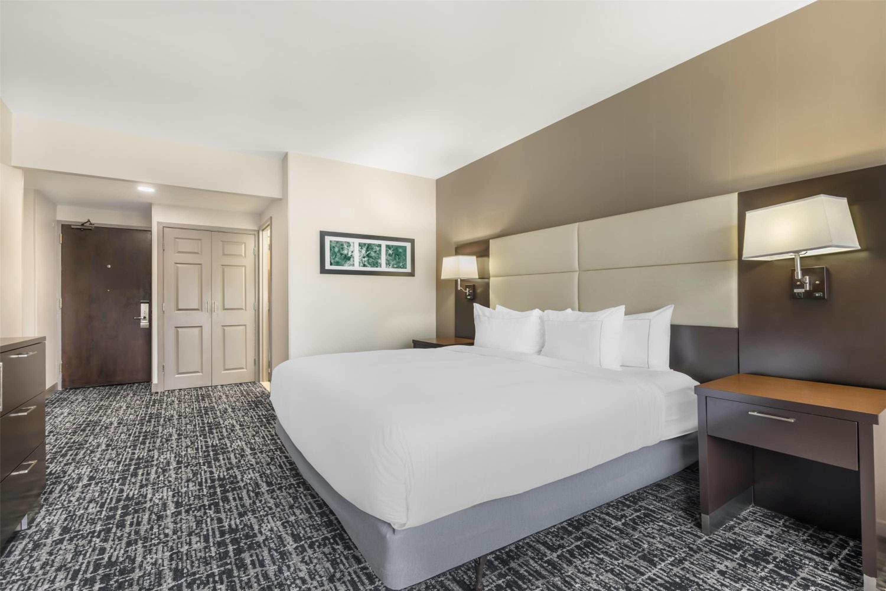 King Room with King Bed - Non-Smoking - Photo 3