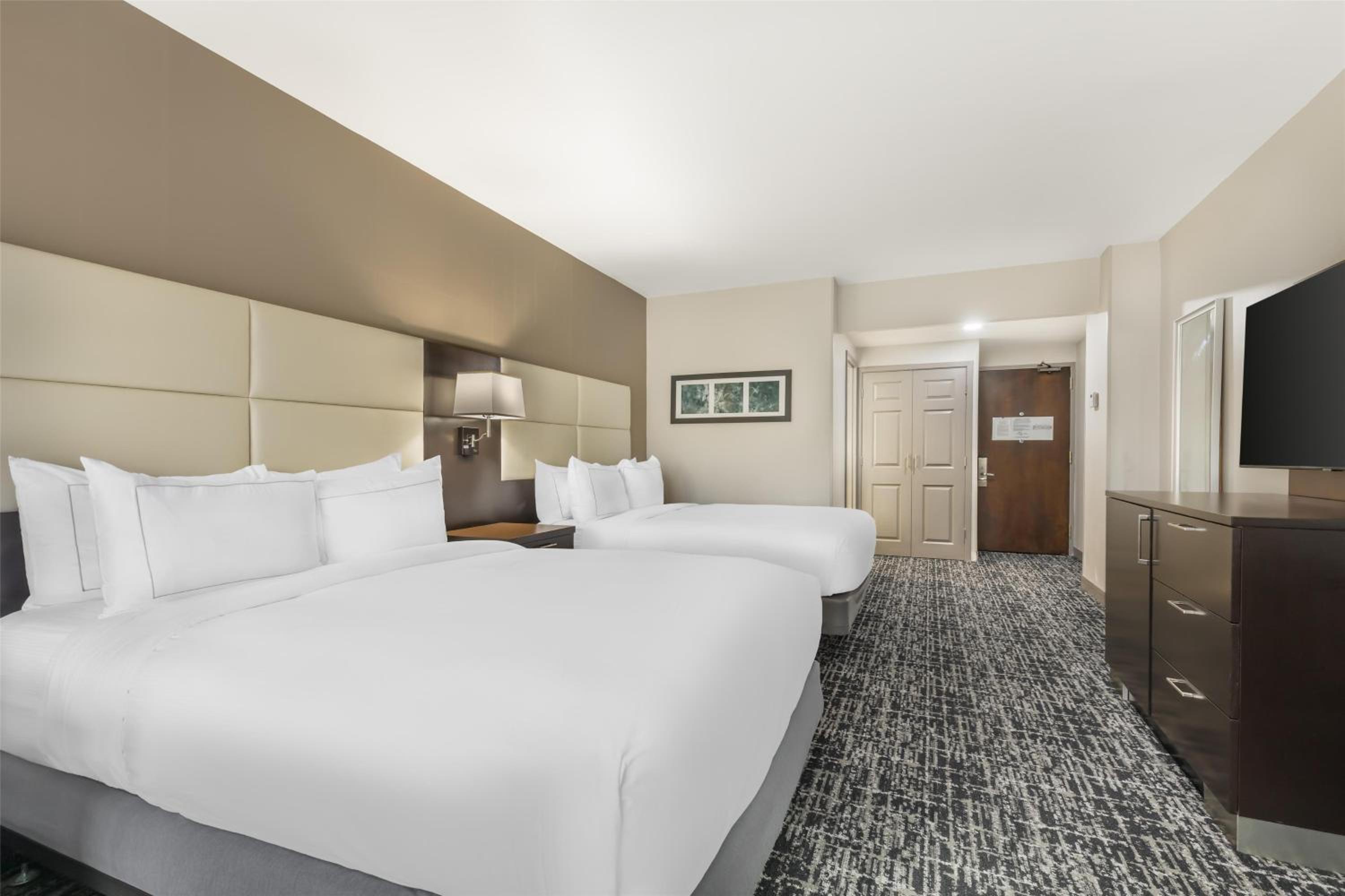 Queen Room with Two Queen Beds and Bath Tub - Mobility and Hearing Access/Non-Smoking - Photo 4