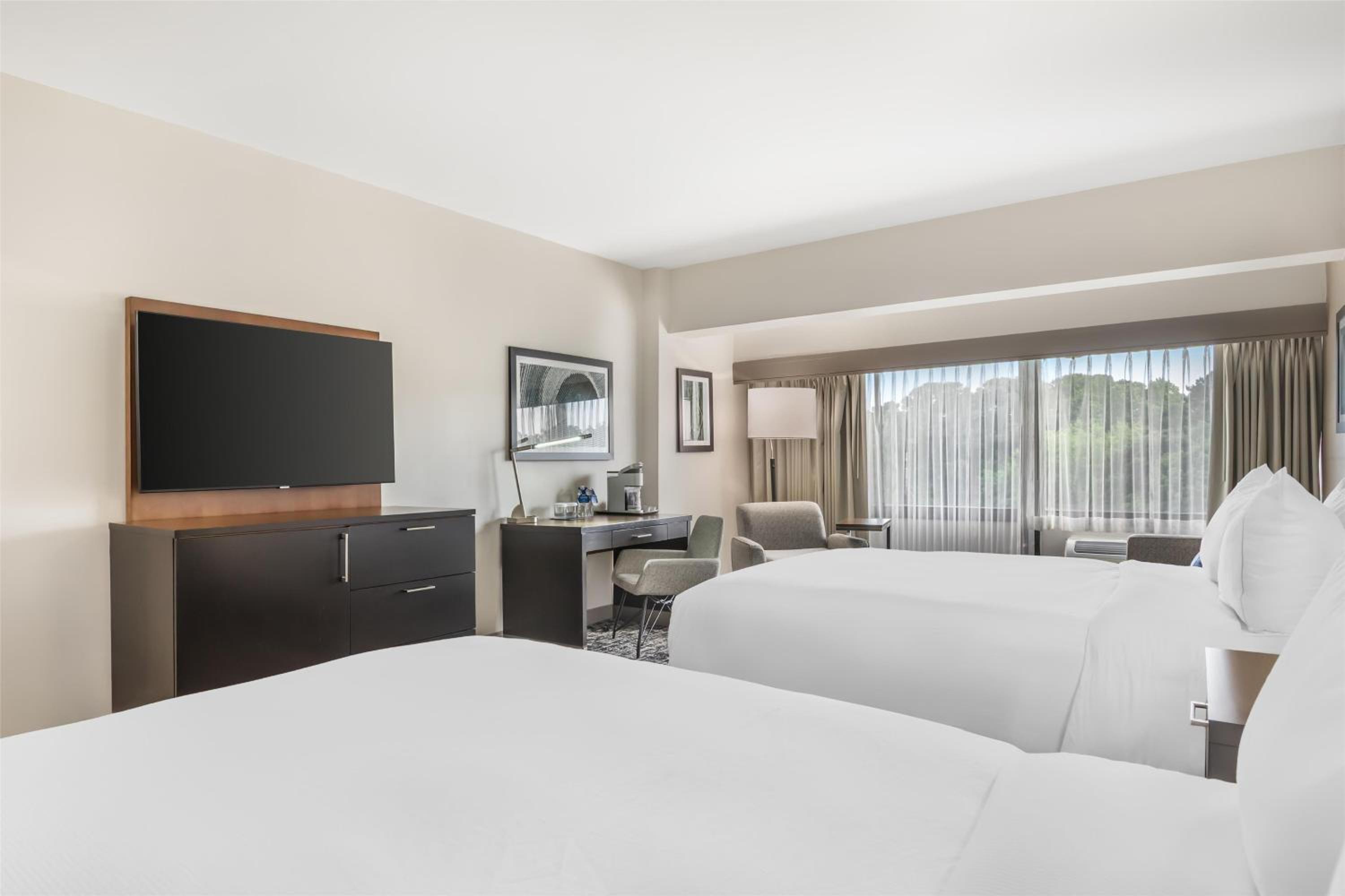 Queen Room with Two Queen Beds and Bath Tub - Mobility and Hearing Access/Non-Smoking - Photo 5