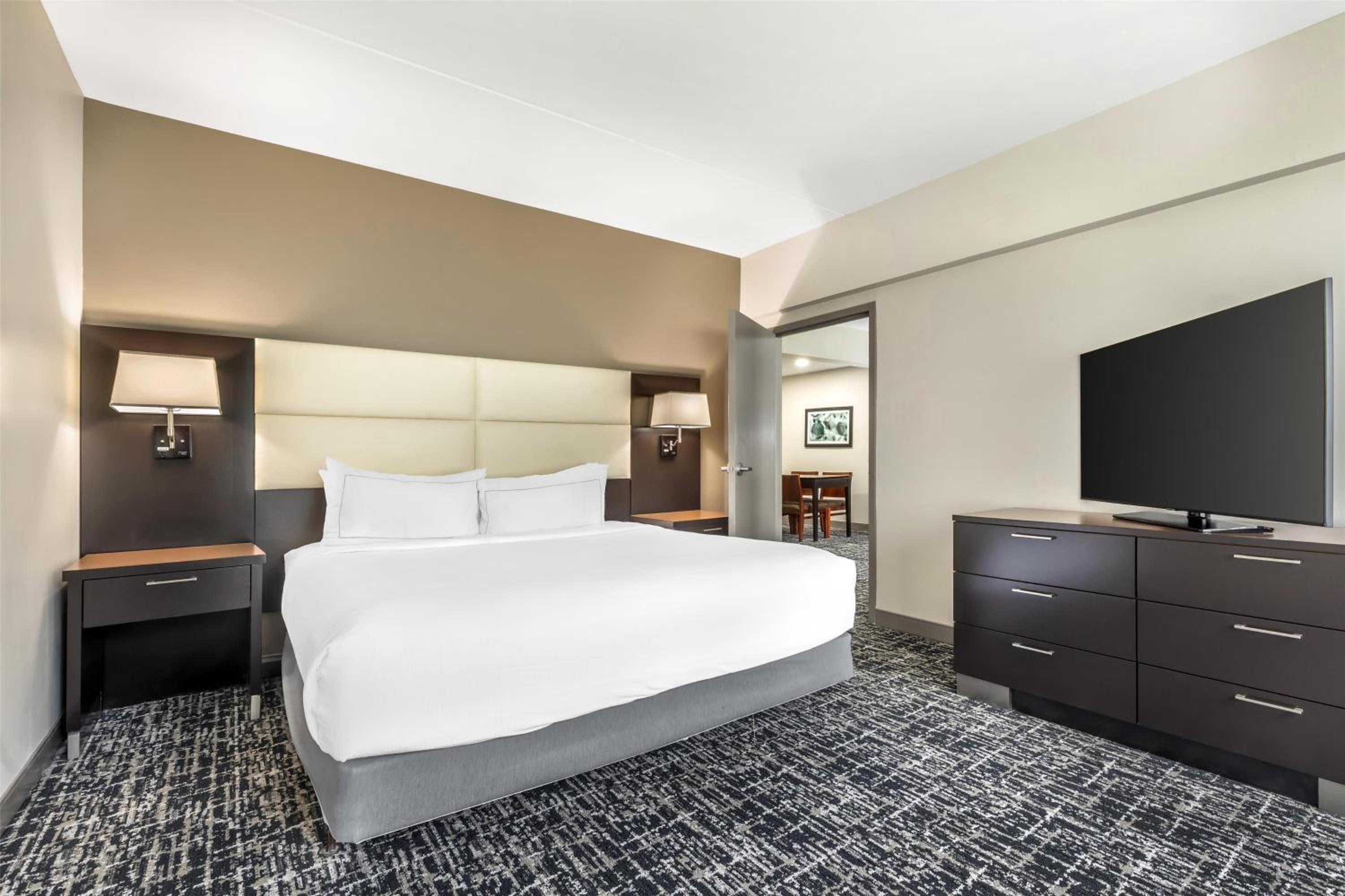 One-Bedroom King Suite with Sofa Bed - Non-Smoking - Photo 3