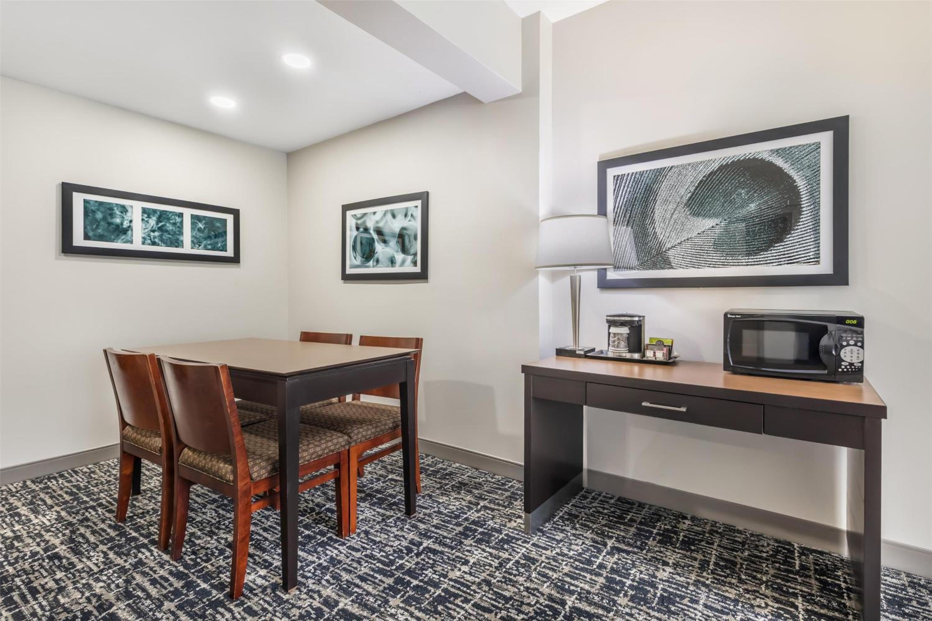One-Bedroom King Suite with Sofa Bed - Non-Smoking - Photo 4