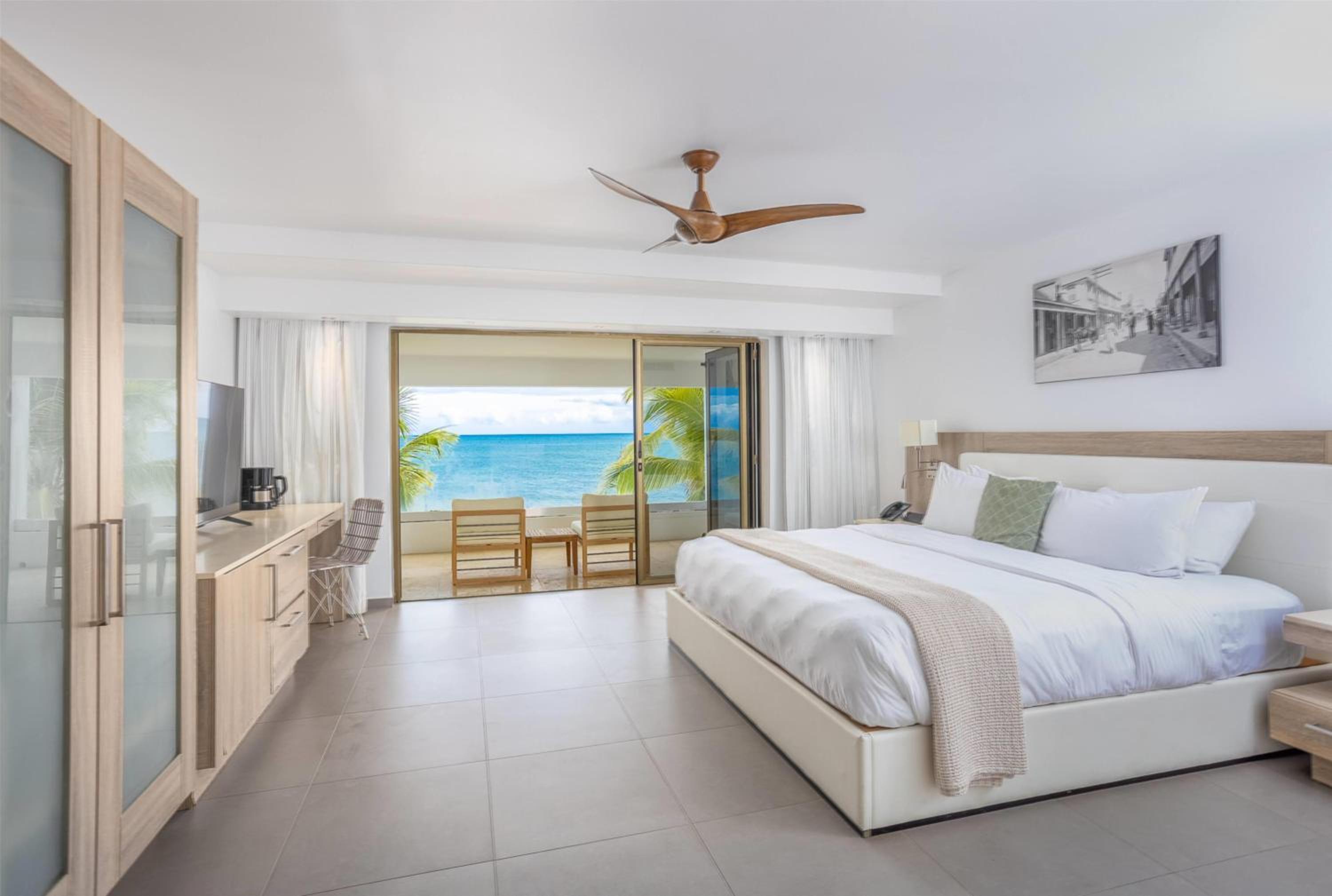 Deluxe Oceanfront Room, 1 King Bed, Non-Smoking