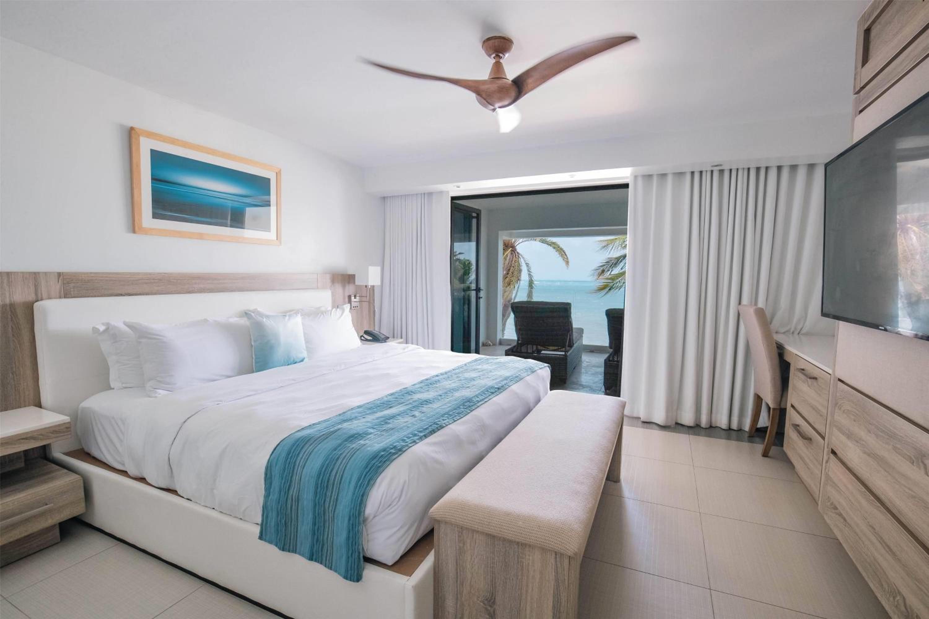 2-Bedroom Oceanfront Suite w/ Kitchen, 1 King Bed, 2 Twin Beds, Non-Smoking