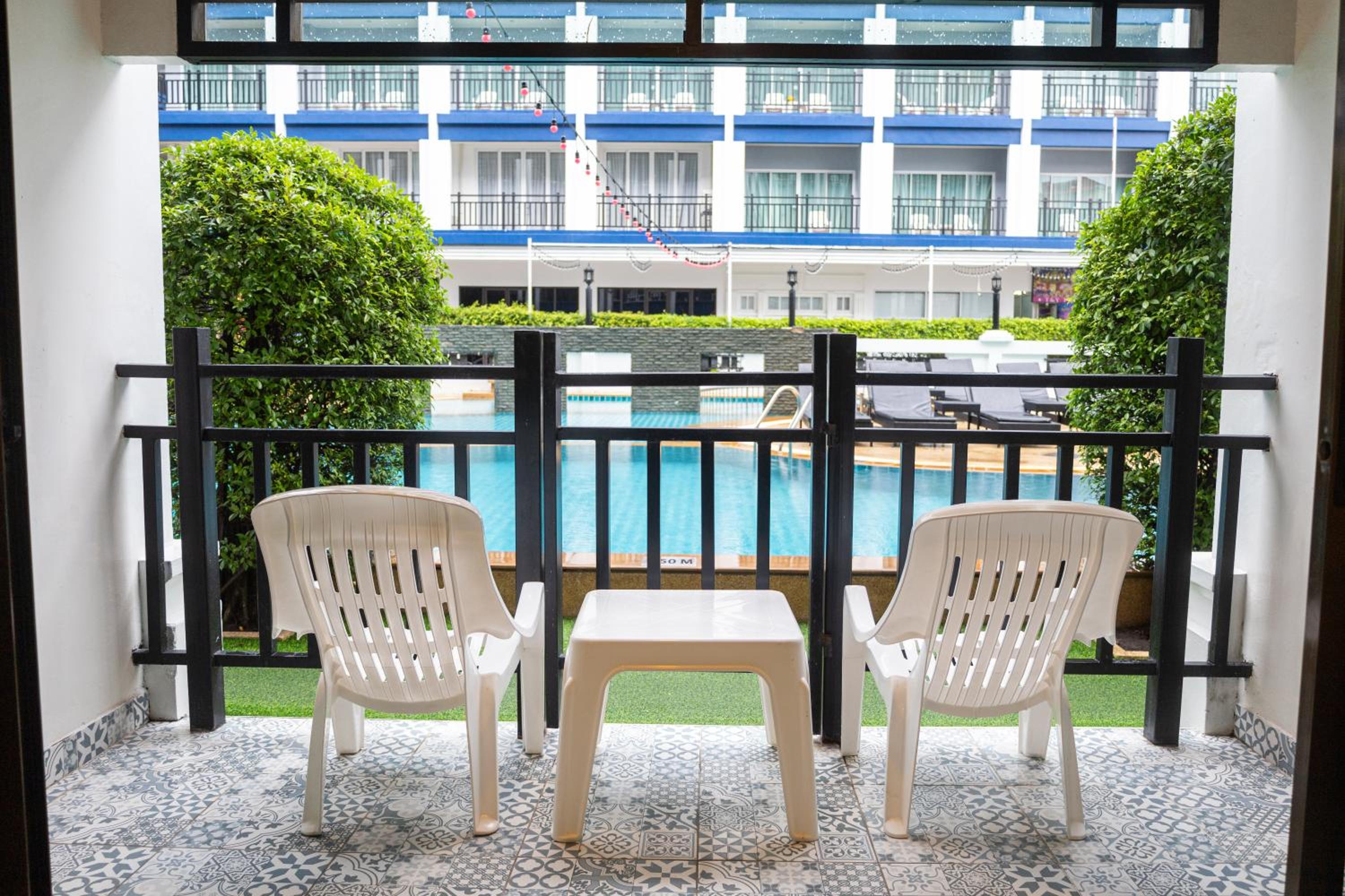 Deluxe Pool Access - Photo 9