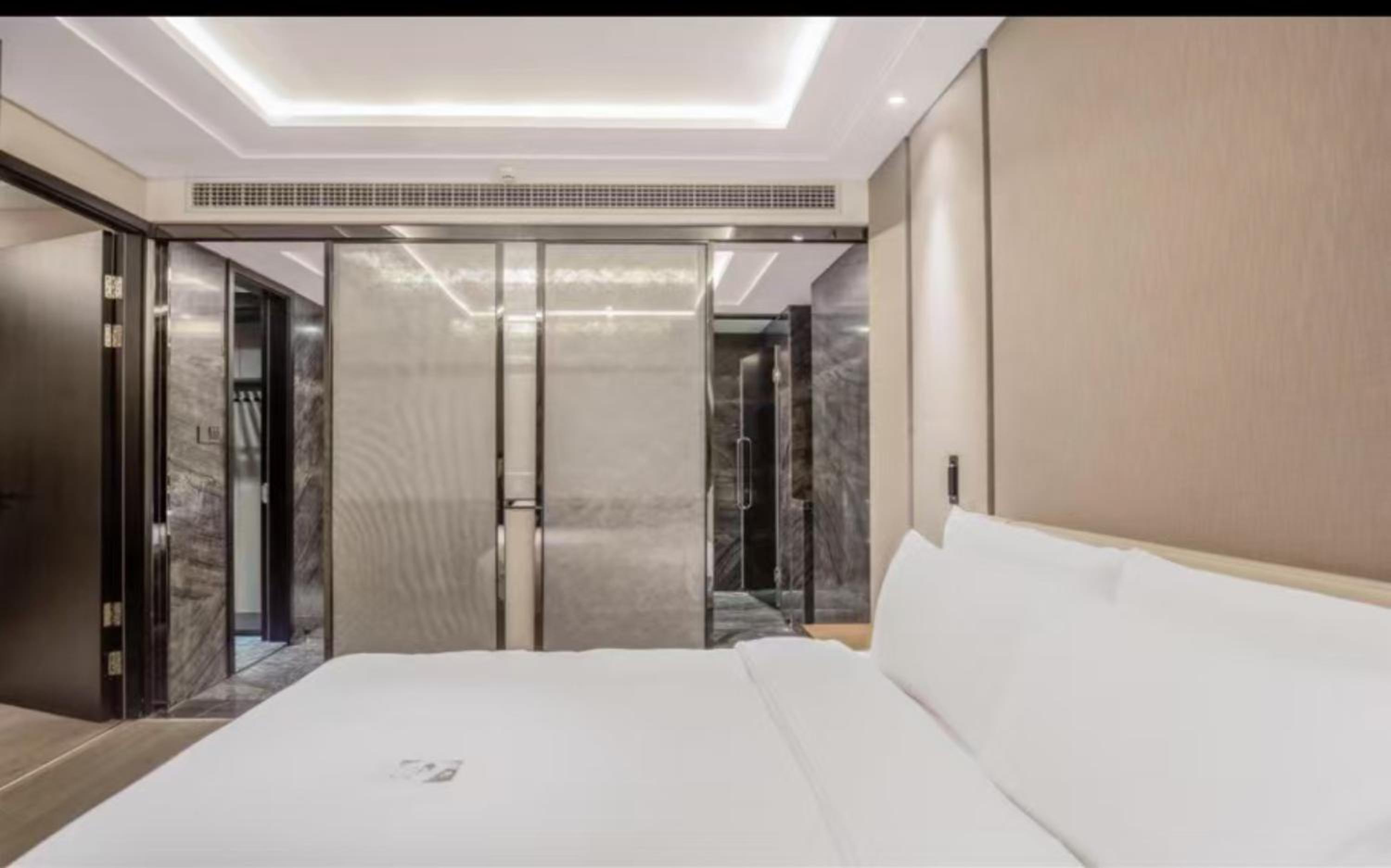 Jimu Suite with Lake View