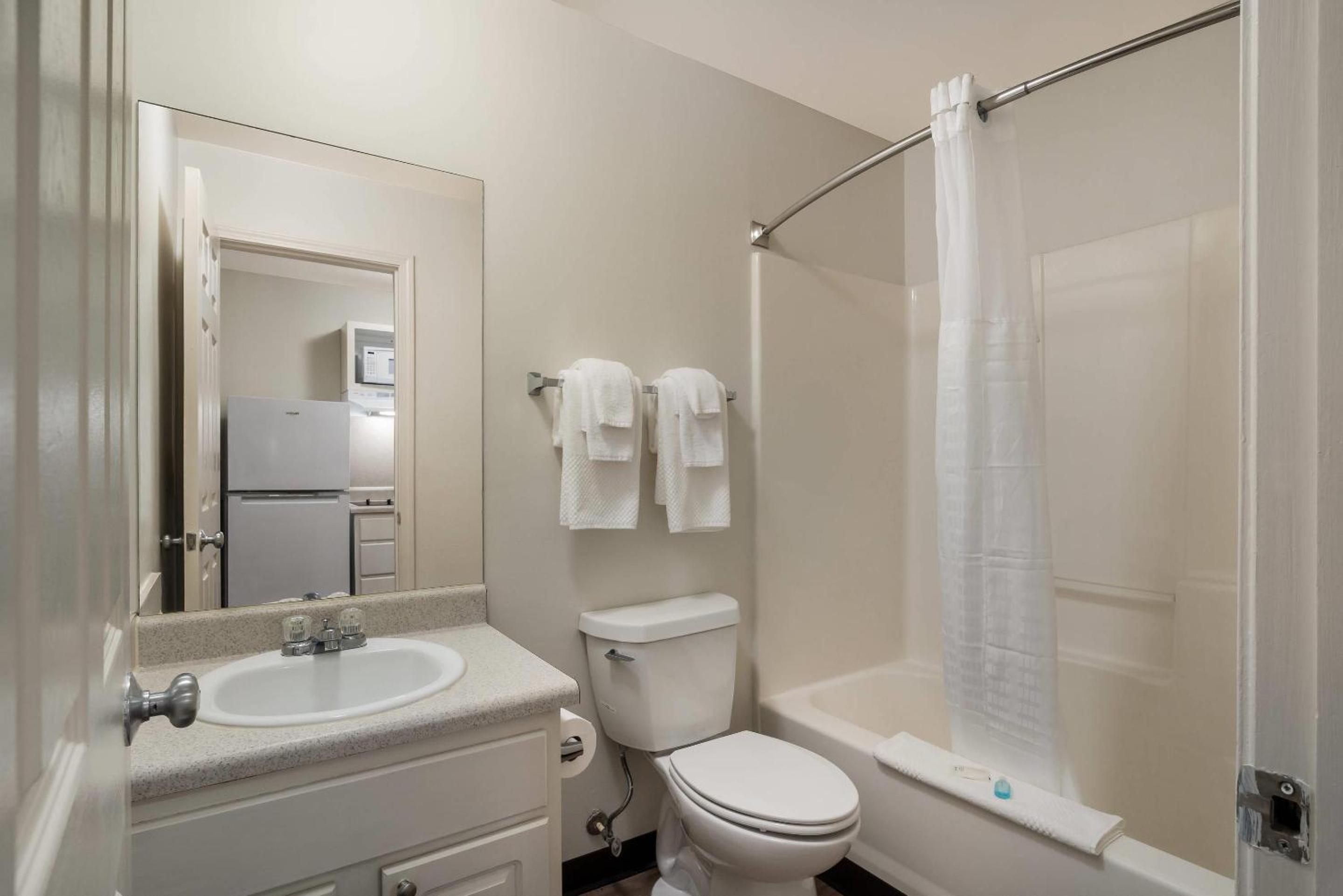 Accessible King Suite with Accessible Tub - Non Smoking - Photo 4