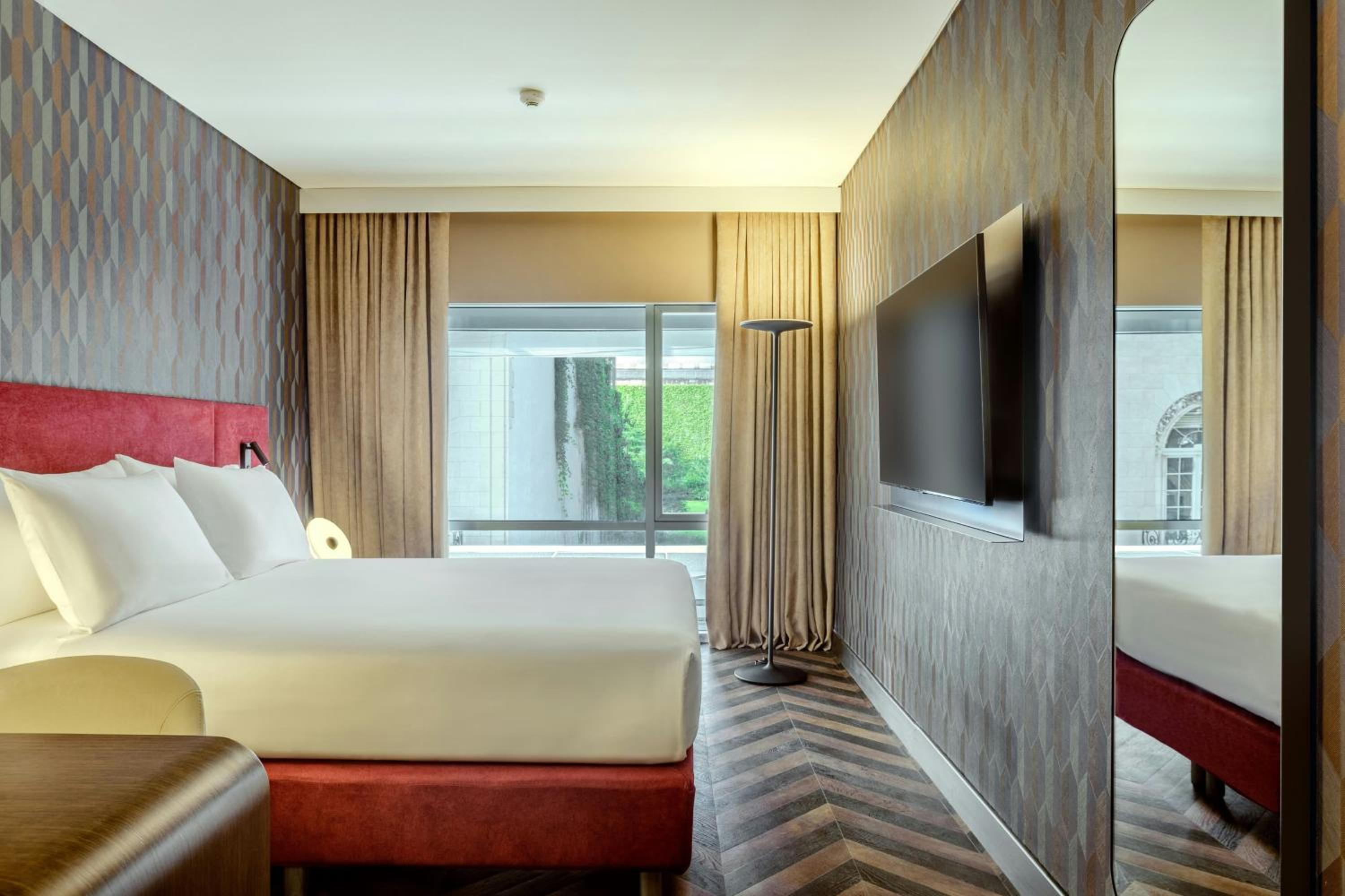 Executive King Room with One King Bed