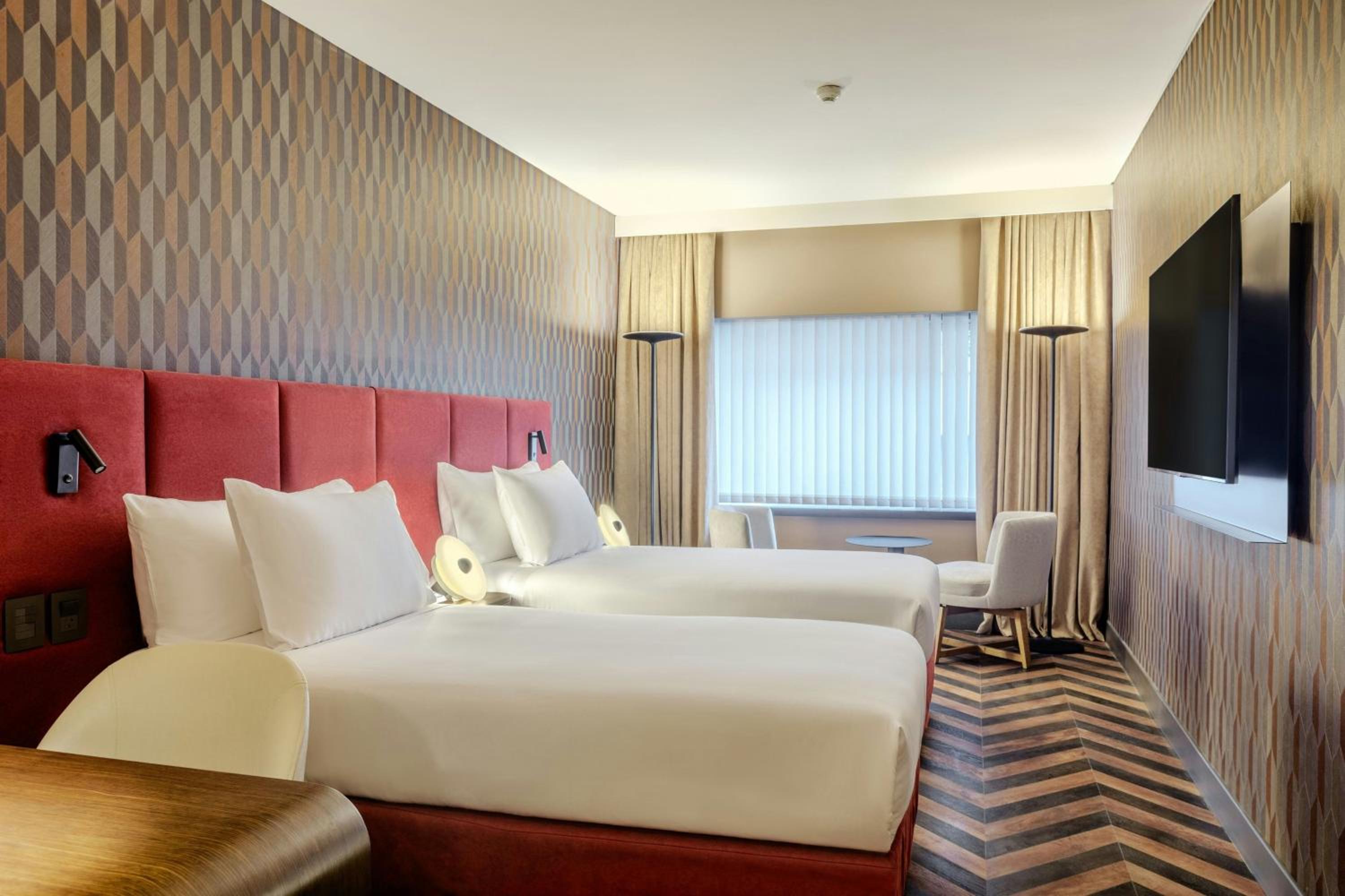Executive King Room with One King Bed thumbnail 6