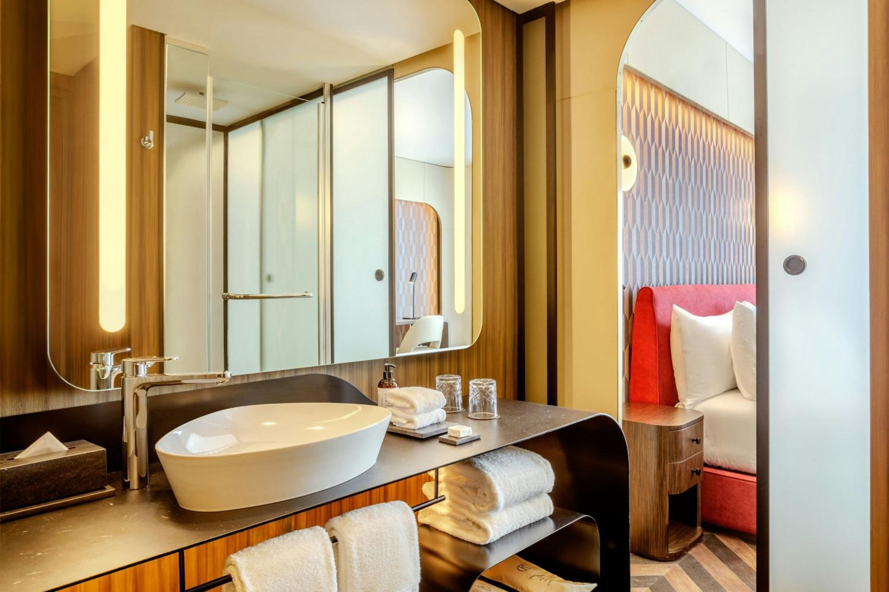 Junior Suite with One King Bed thumbnail 5