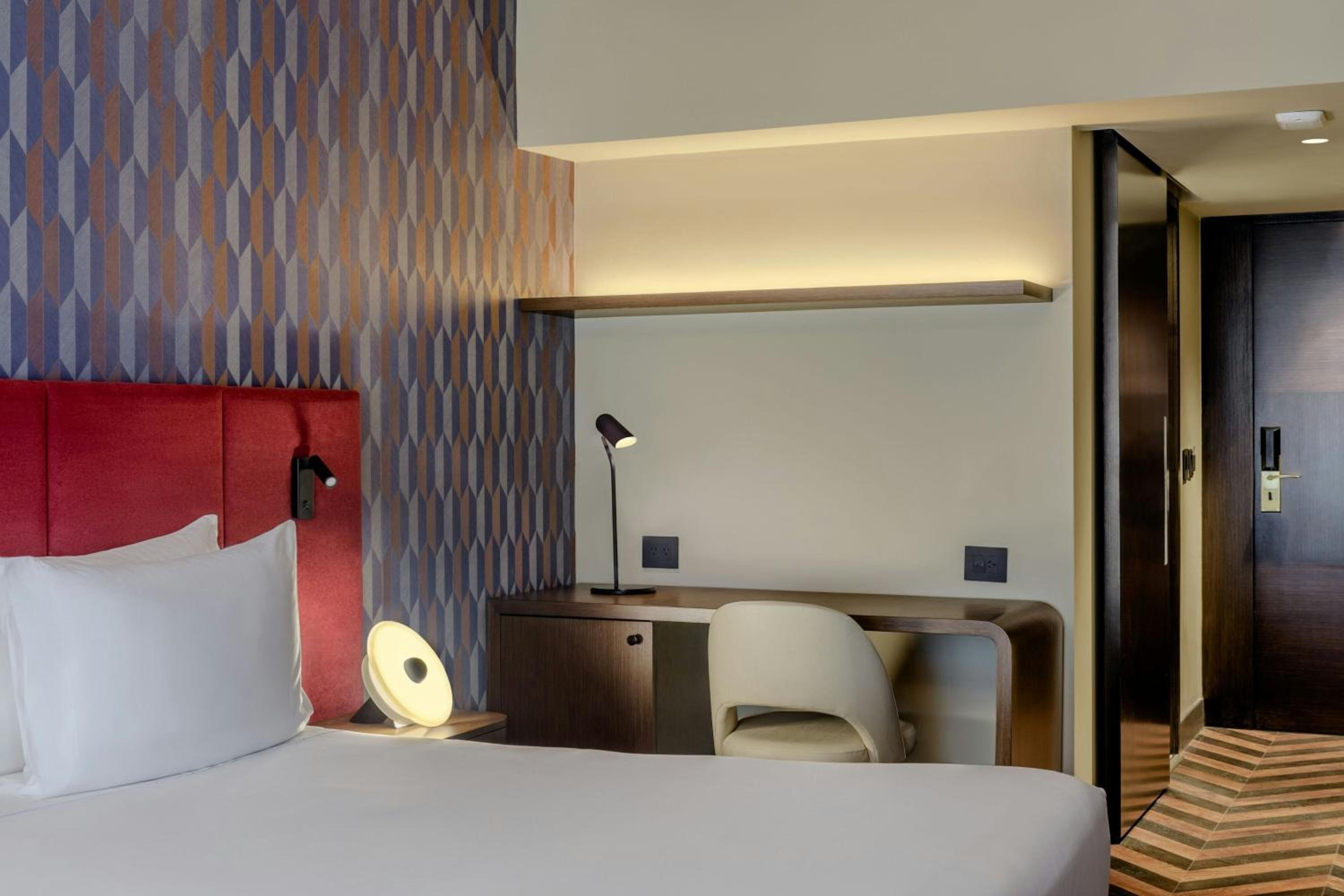 Executive King Room with One King Bed thumbnail 5