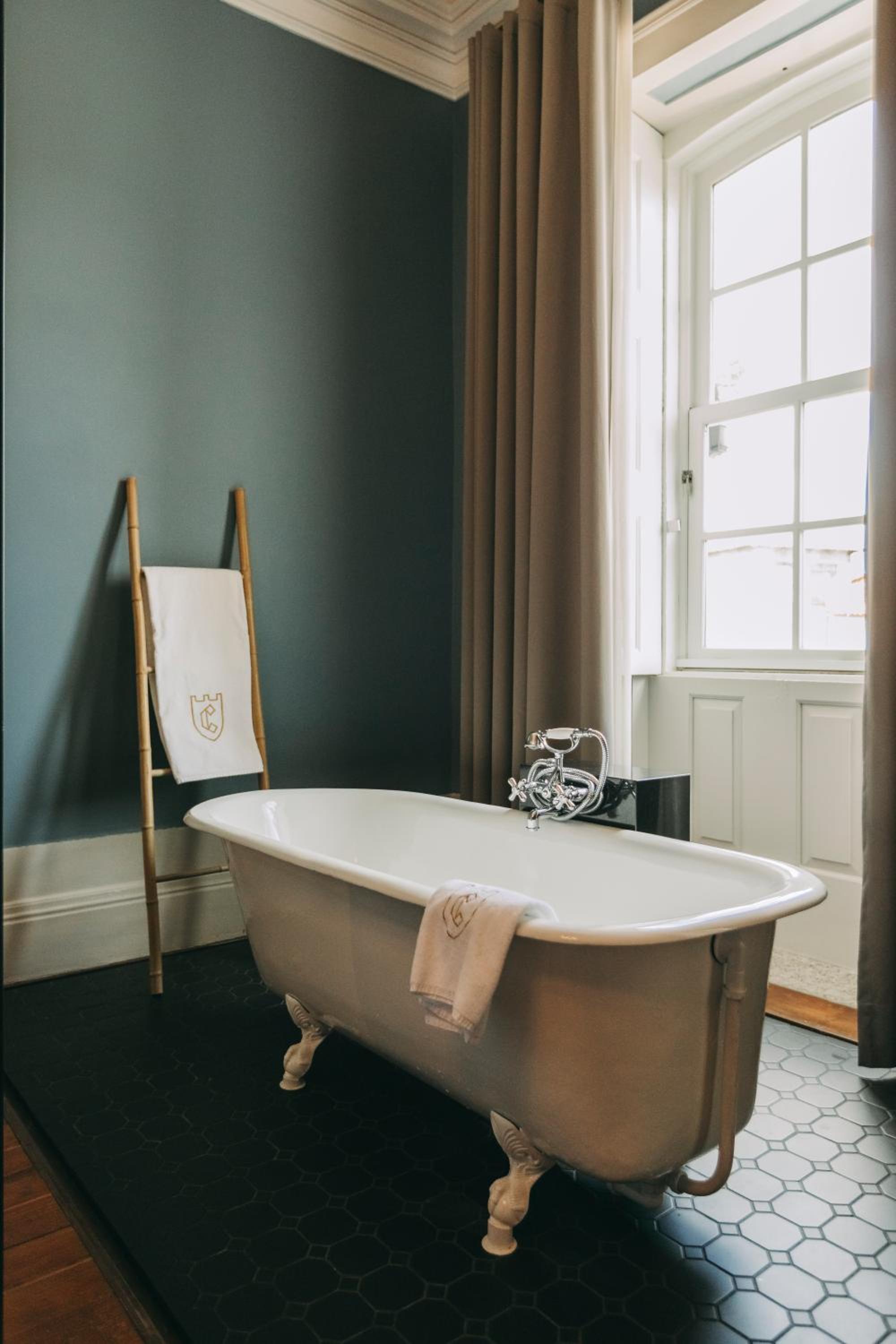 Royal with Bathtub - Photo 5