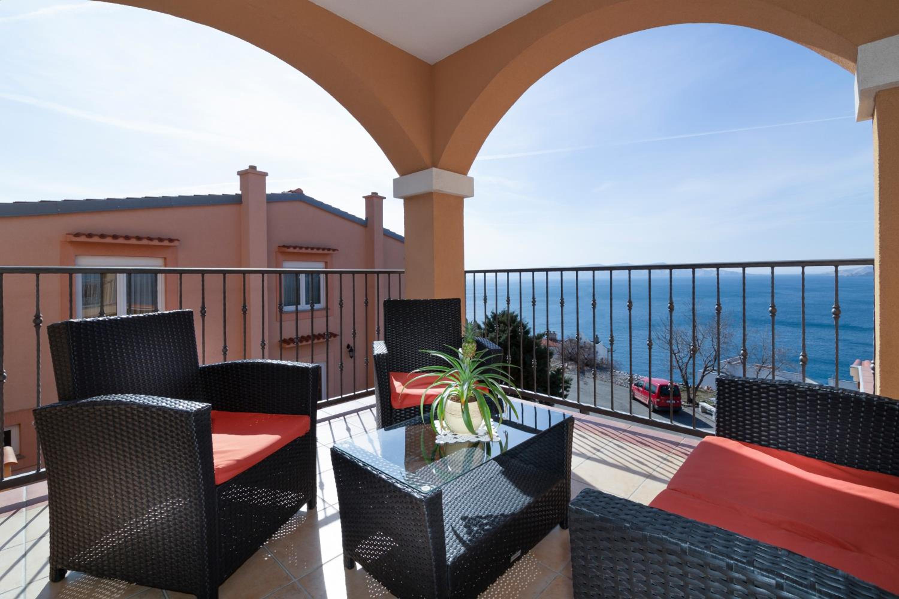 One Bedroom Apartment with Terrace and Sea View 3