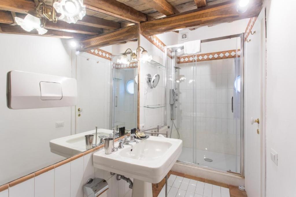 One-Bedroom Apartment with Balcony photo 2
