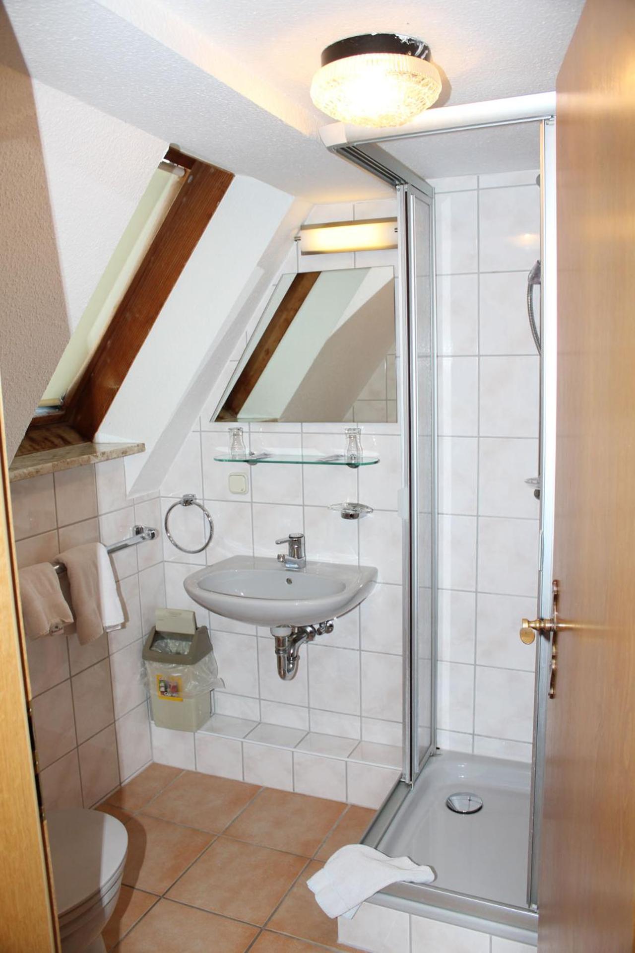 Double Room with Private Bathroom - Photo 3