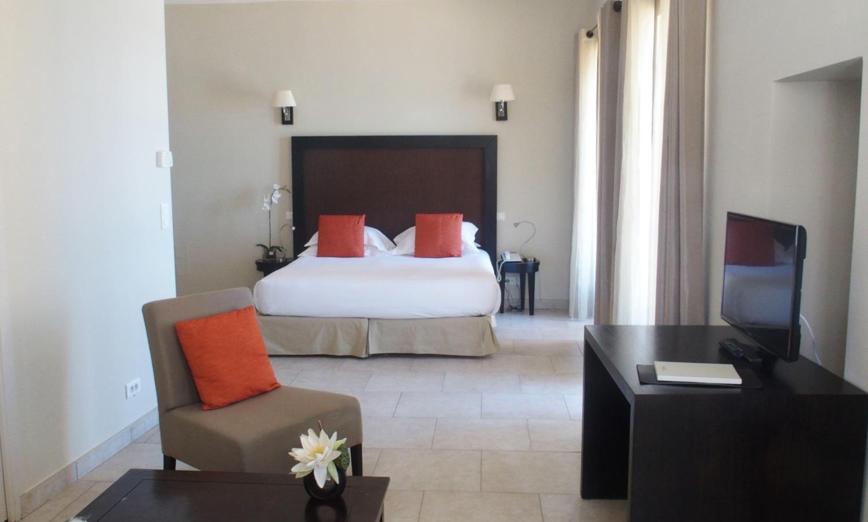 Deluxe Suite with Sea View - Photo 4