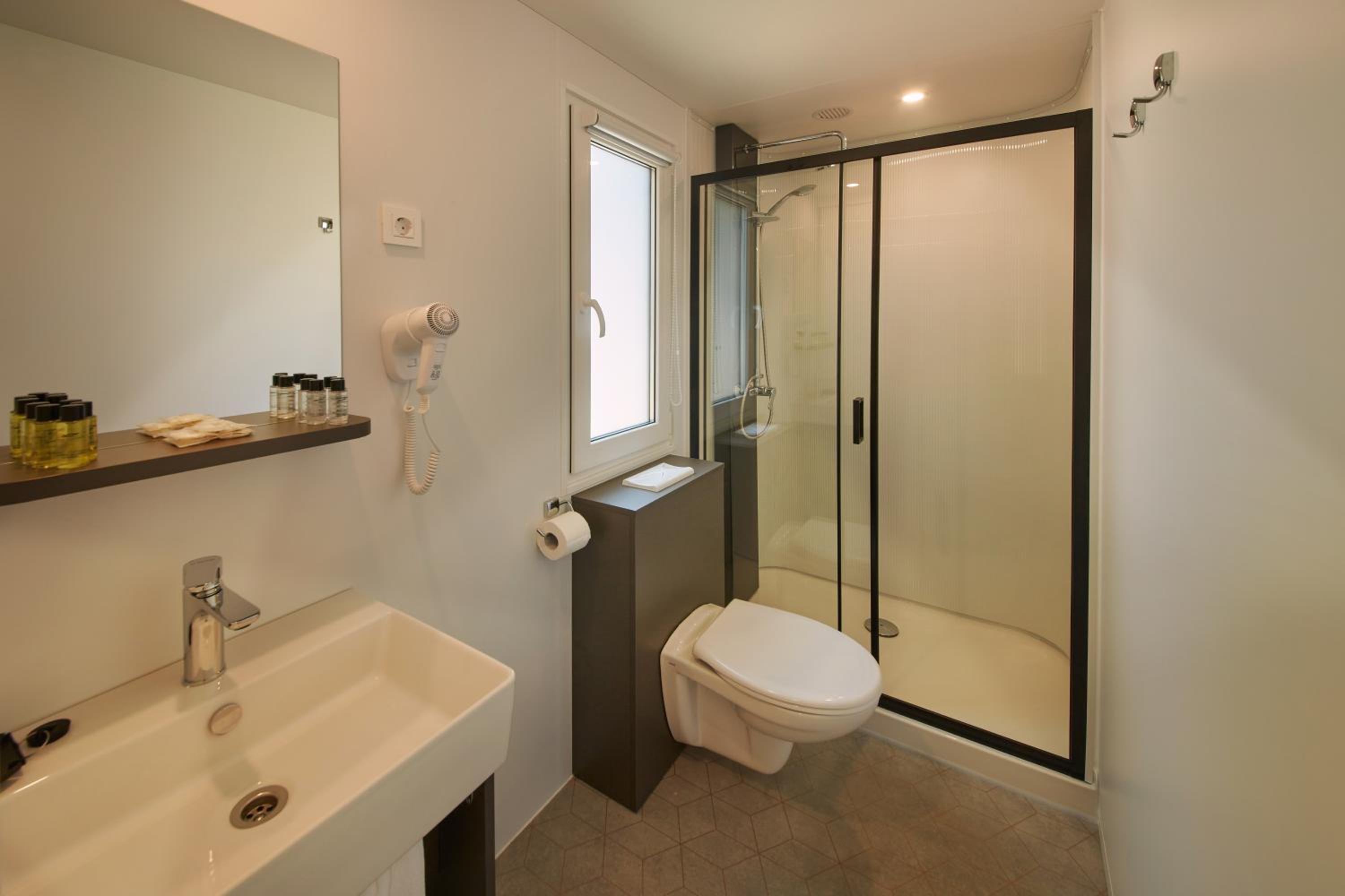 Family Mobile Home with Terrace - Photo 7