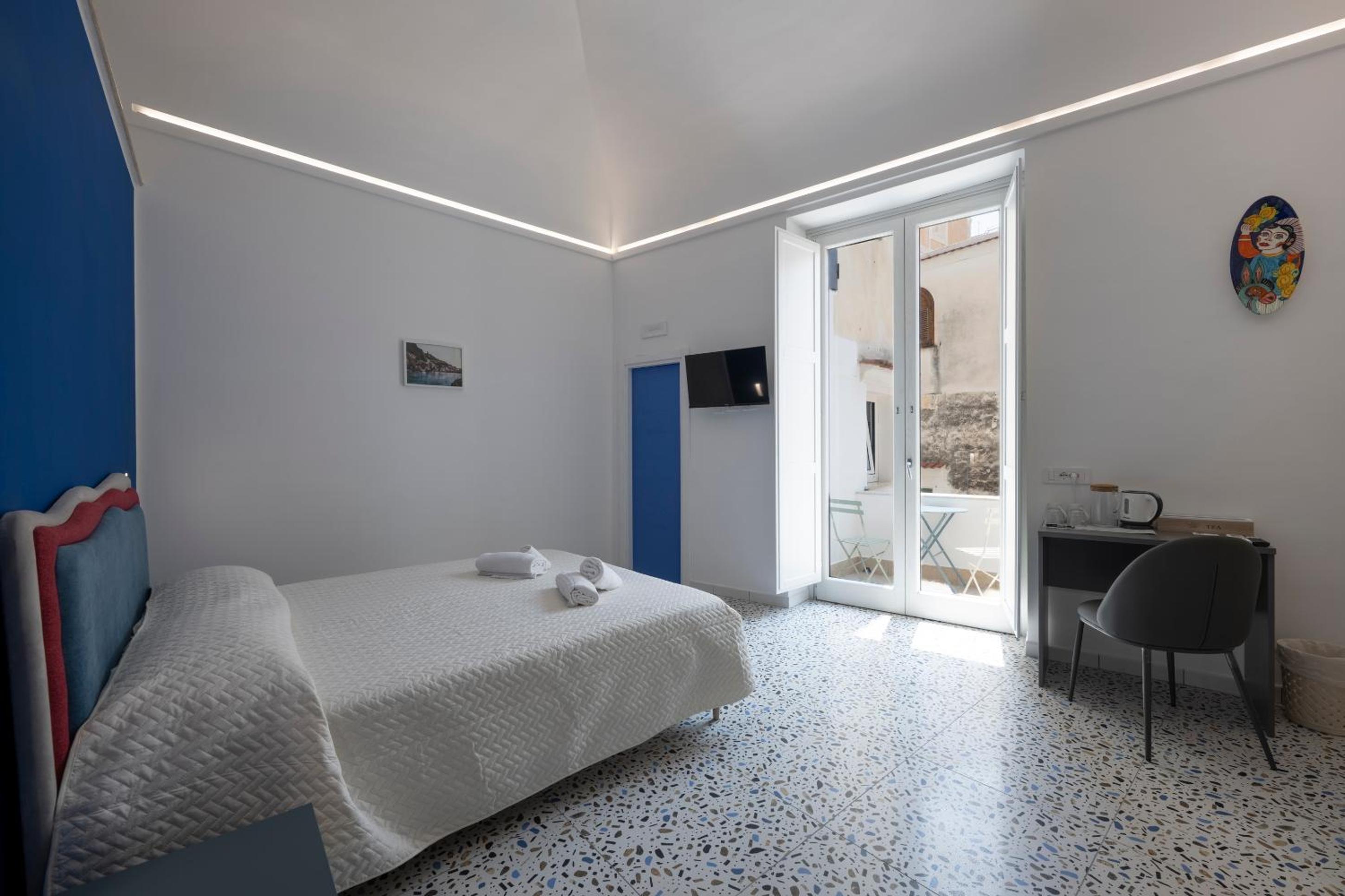 Deluxe Double Room with Balcony photo 3