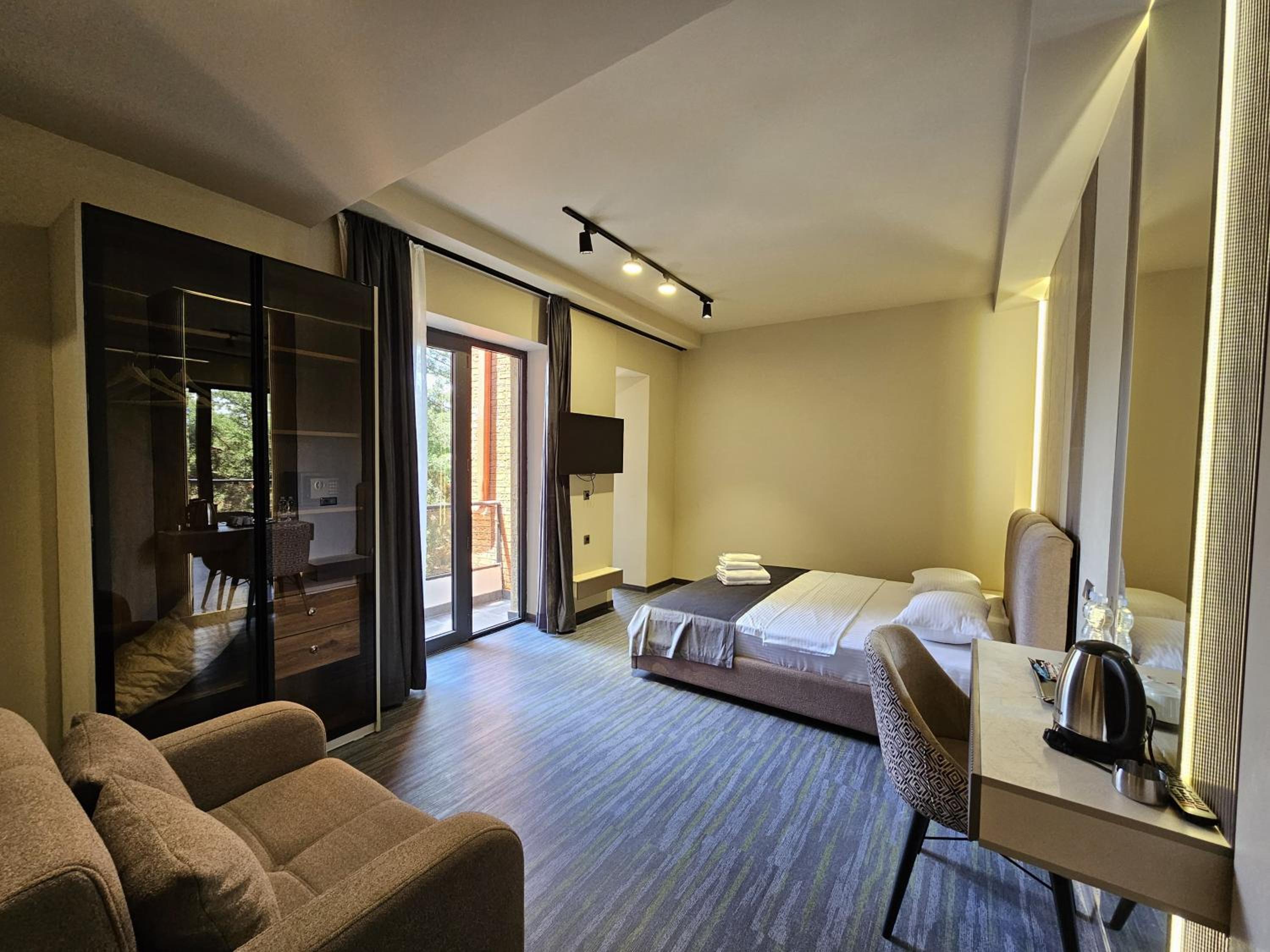 Deluxe Suite