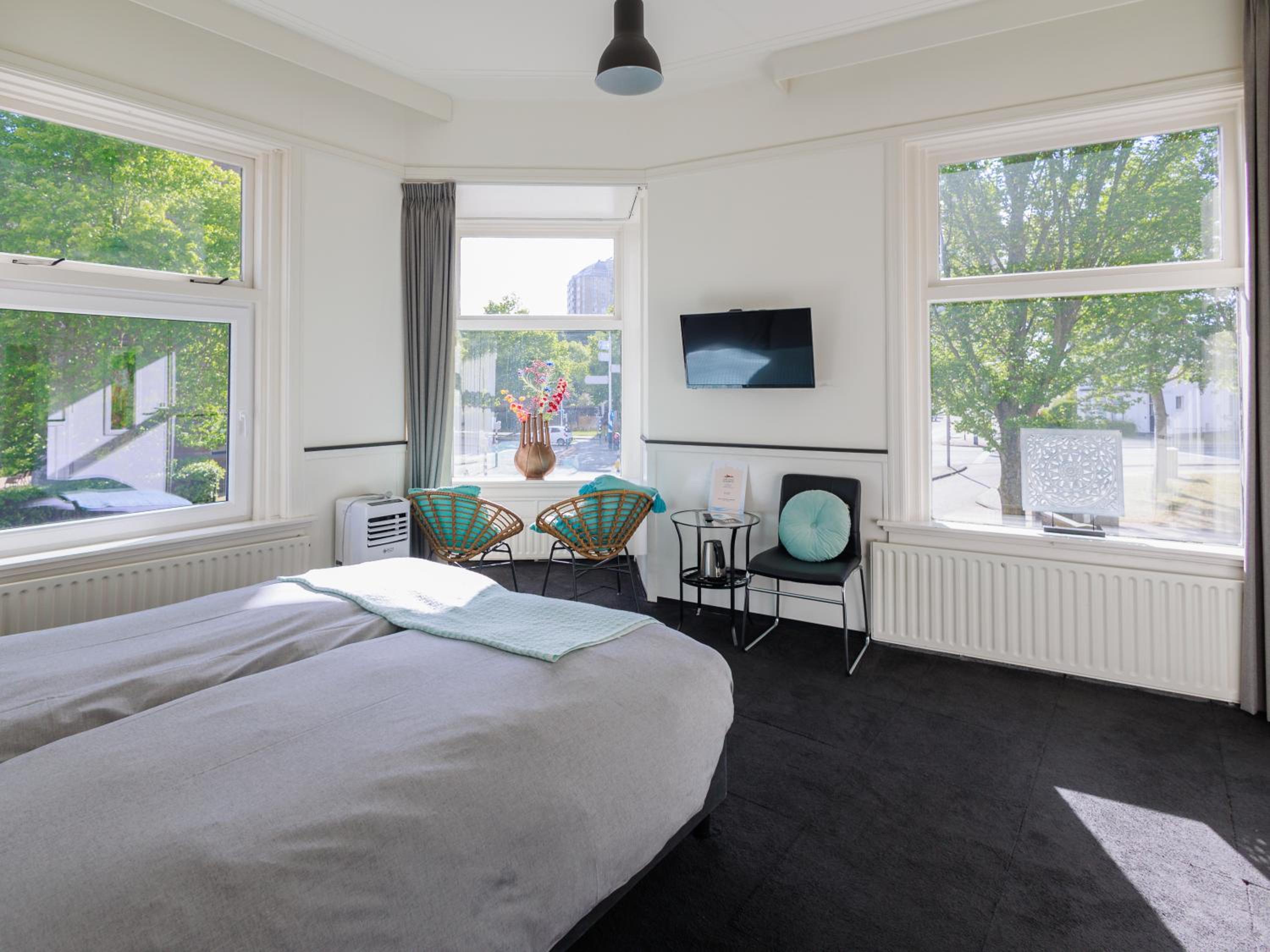 Large Double Room - Photo 1