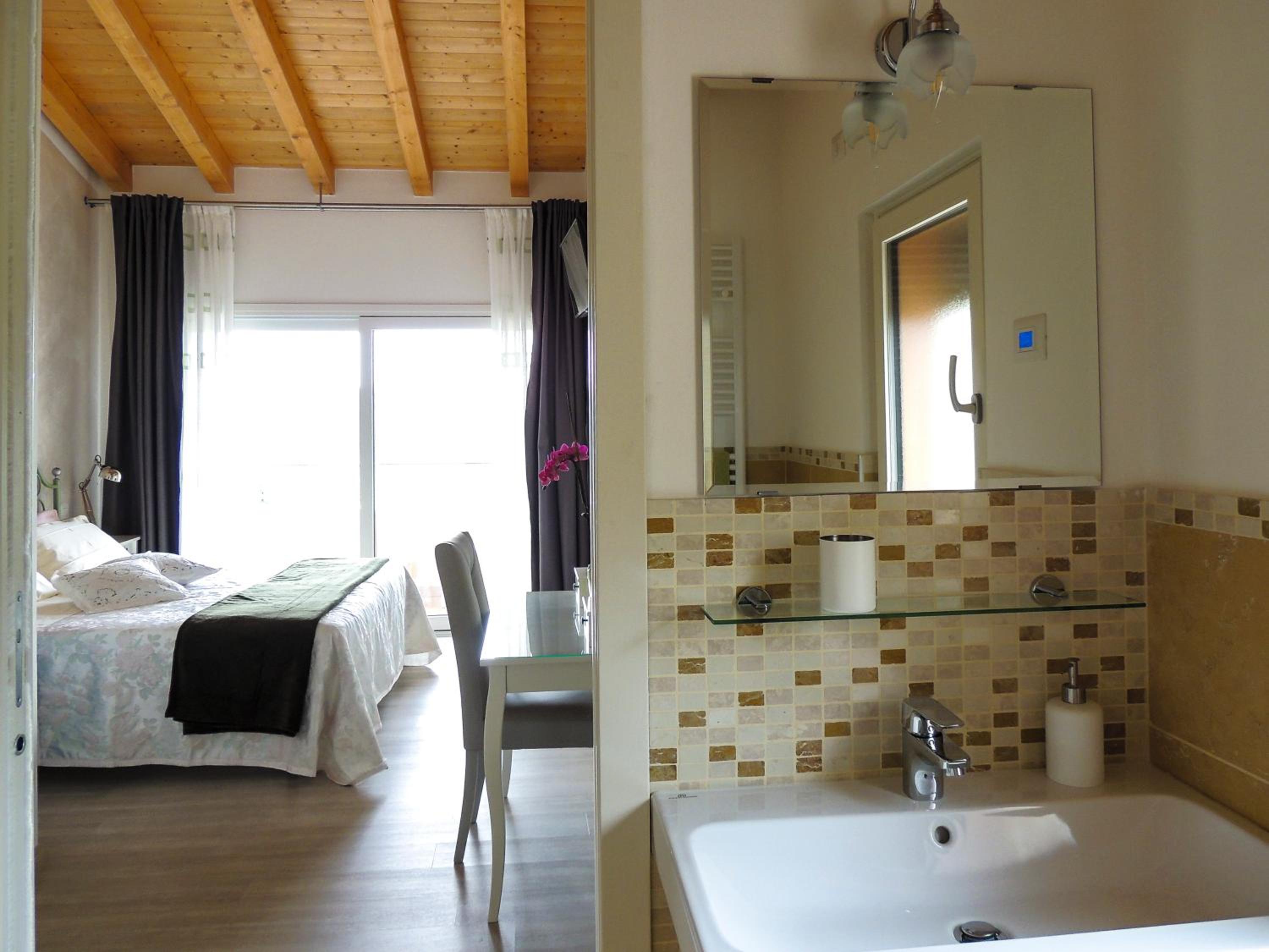 Double Room with Balcony photo 3